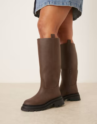 ASOS DESIGN Curve – Cecilia – Flache, kniehohe Stiefel in Schokobraun mit dicker Sohle | ASOS | ASOS (Global)