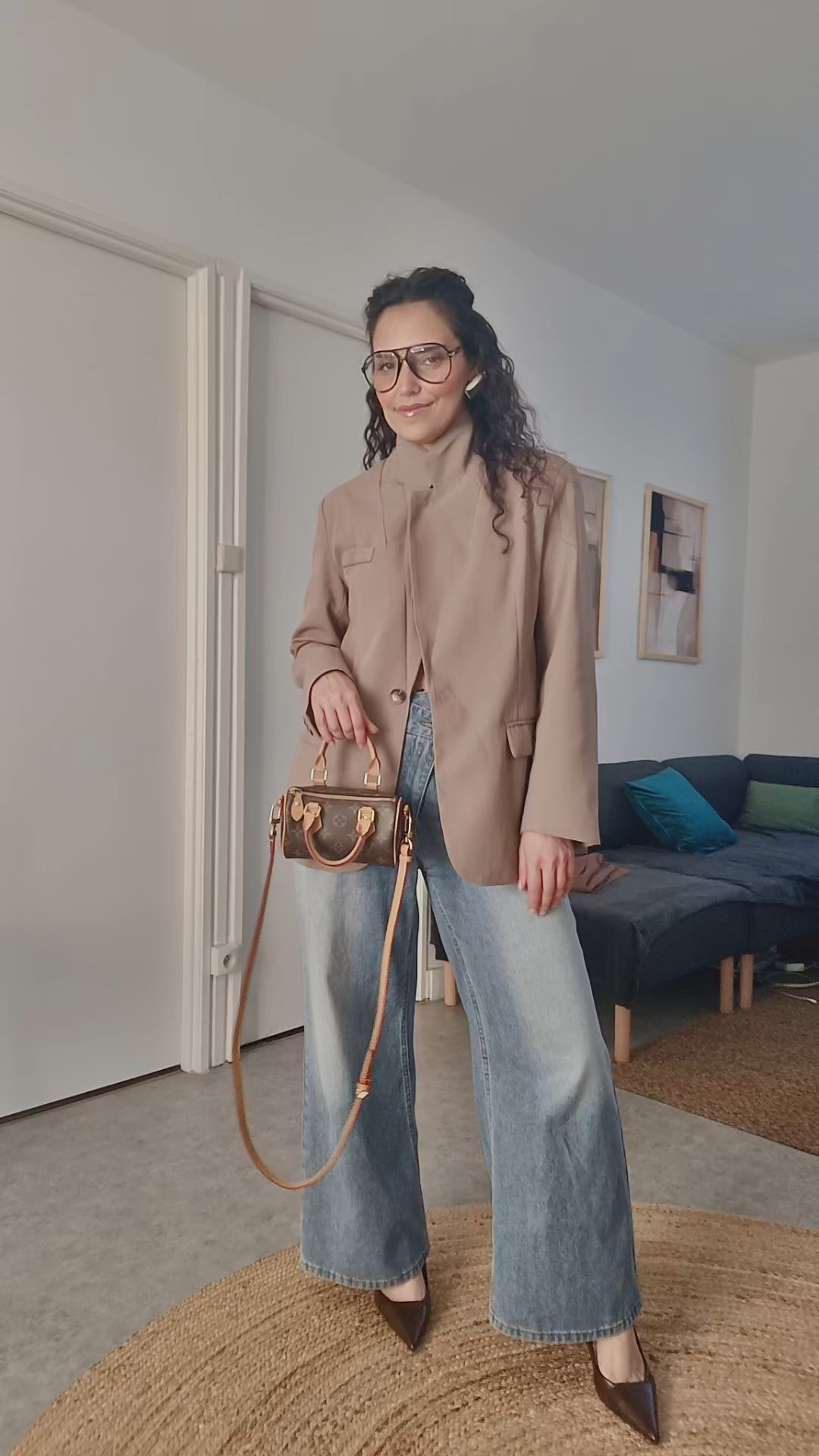Effortless chic outfit formula 🤎✨If you love elevated basics, chic casual outfits and effortless styling, this is the kind of look that always works.A structured taupe blazer, high waisted wide leg jeans, pointed heels and a timeless designer bag create the perfect balance between casual and polished.This is one of those easy outfit formulas that instantly makes you look more elegant, taller and put together without trying too hard.Why this outfit works:– structured blazer = sharper silhouette– wide leg jeans = longer legs– pointed heels = instantly more polished– neutral tones = chic and expensive looking– statement bag = effortless luxury touchThis is the perfect look if you love:LTK outfits, Zara style, Asos finds, chic casual fashion, elevated basics, old money style, classy everyday outfits, feminine minimal style, effortless luxury looksPerfect for:– casual chic outfit ideas– wide leg jeans outfit– classy everyday style– elevated casual looks– how to look expensive on a budget– effortless elegant outfit ideas– feminine neutral outfits– chic minimalist styleFollow for more wearable outfit ideas, elevated basics and effortless chic styling 🤎#ltkstyle #ltkfashion #ltkit #ltkeurope #zaraoutfit #asosstyle #widelegjeans #casualchicstyle #effortlessstyle #elevatedbasics #oldmoneystyle #classystyle #neutralstyle #everydaystyle #fashioninspo #outfitideas #effortlesschic #wearablefashion #femininefashion #minimalstyle


