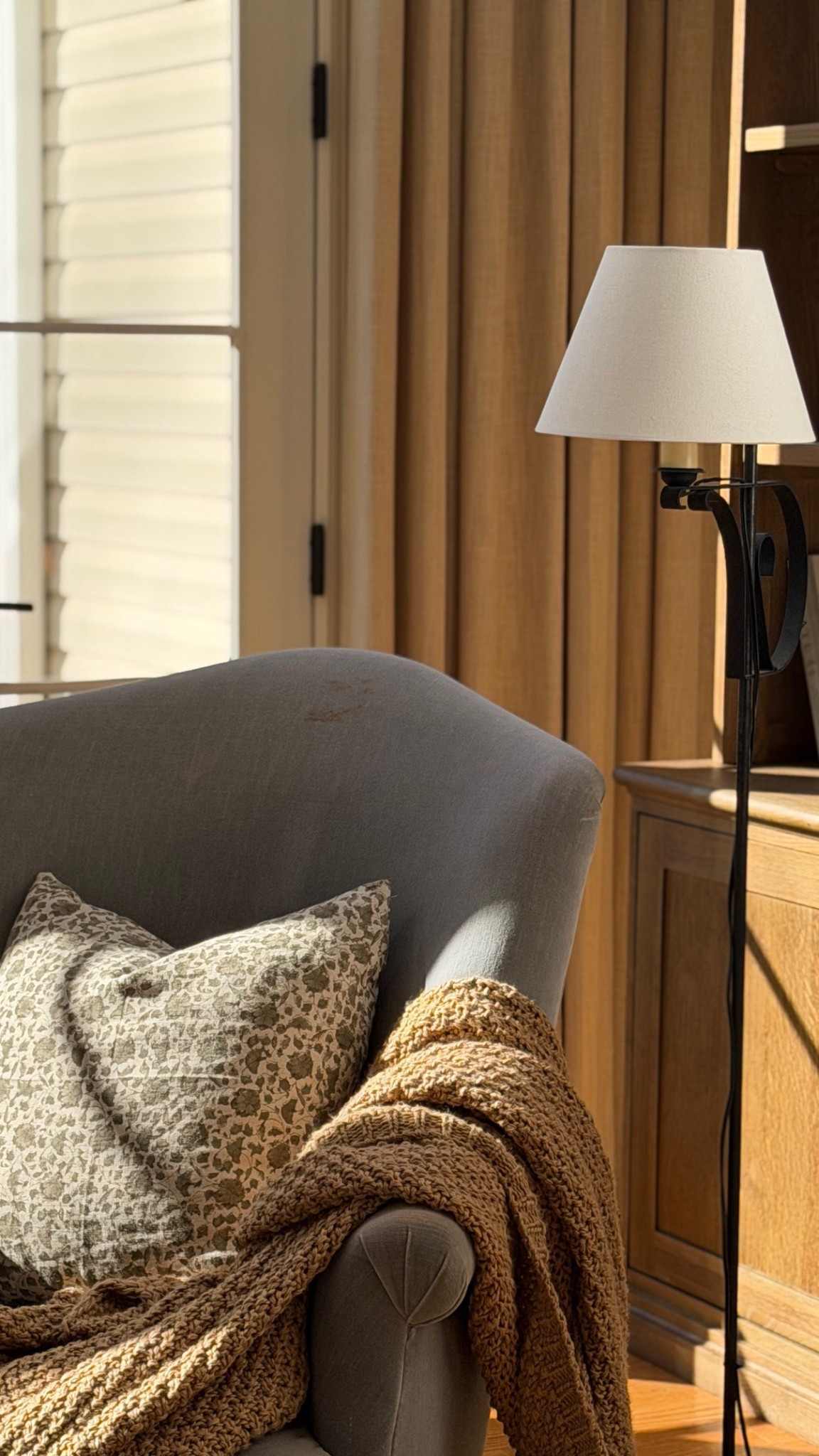 Neutral living room inspo!

home, home decor, home finds, home accents, vintage home, neutral home, organic home, area rug, neutral rug, living room, reading chair, floor lap, room refresh

#LTKSaleAlert #LTKSeasonal #LTKHome