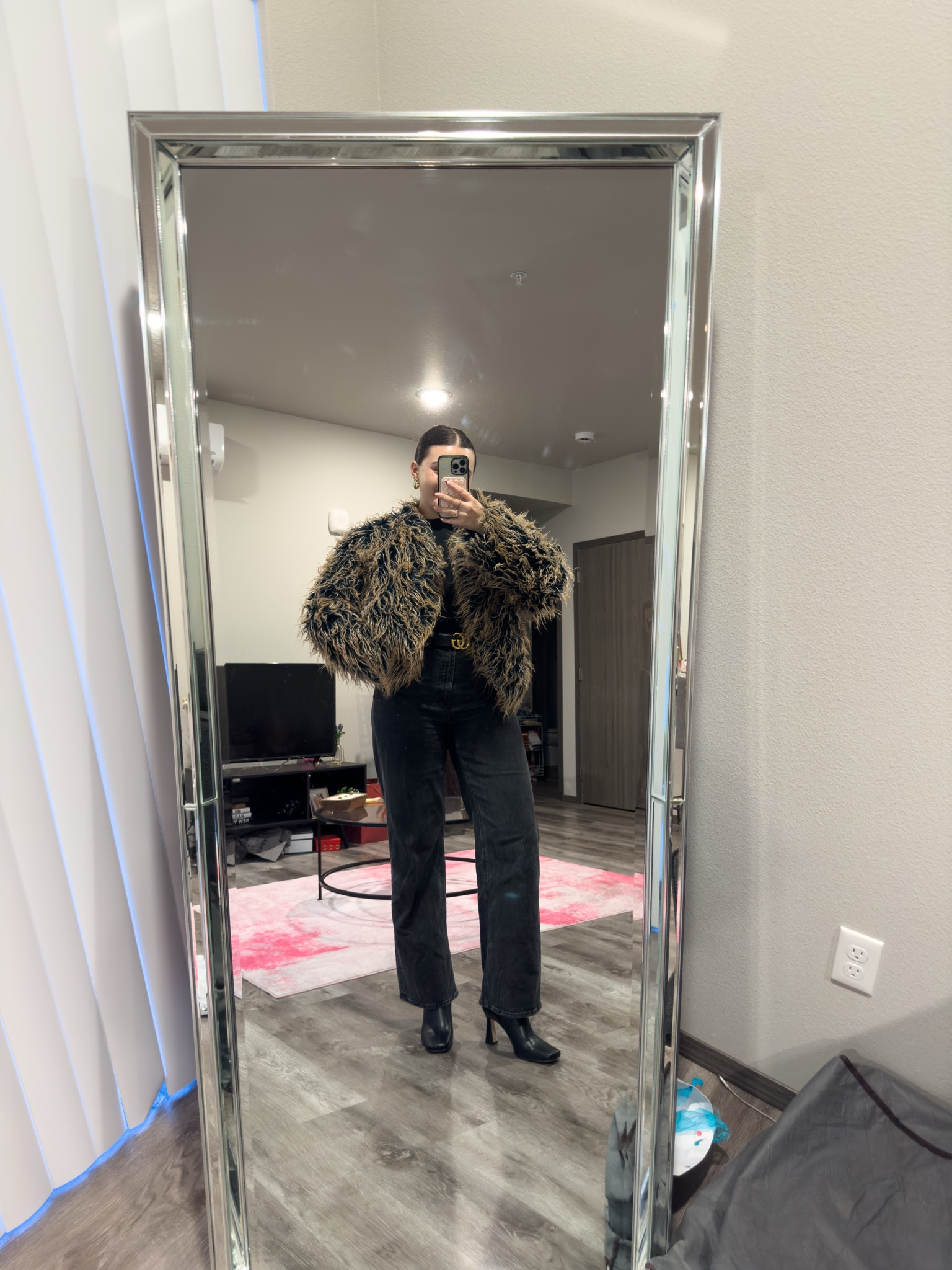 How to style a fur jacket for date night! I’m obsessed with this shorter style from Free People 😍

I’m wearing a L jacket, M tee, size 31 jeans and size 9 boots

#LTKFindsUnder100 #LTKHoliday #LTKootd