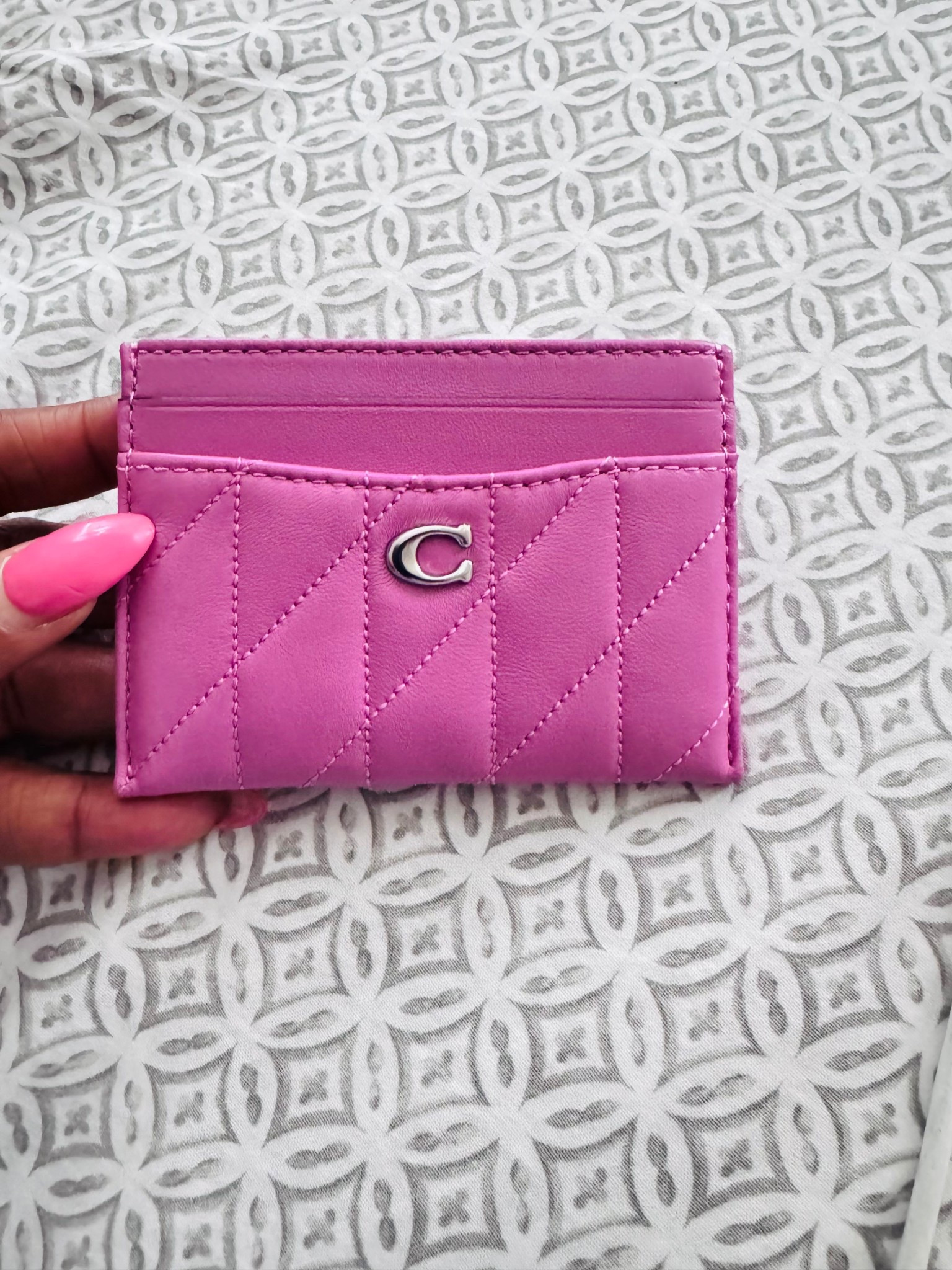 I mean need I say more the colour of this card holder is amazing 💕💕💕it also comes in a ton of other colours as welll