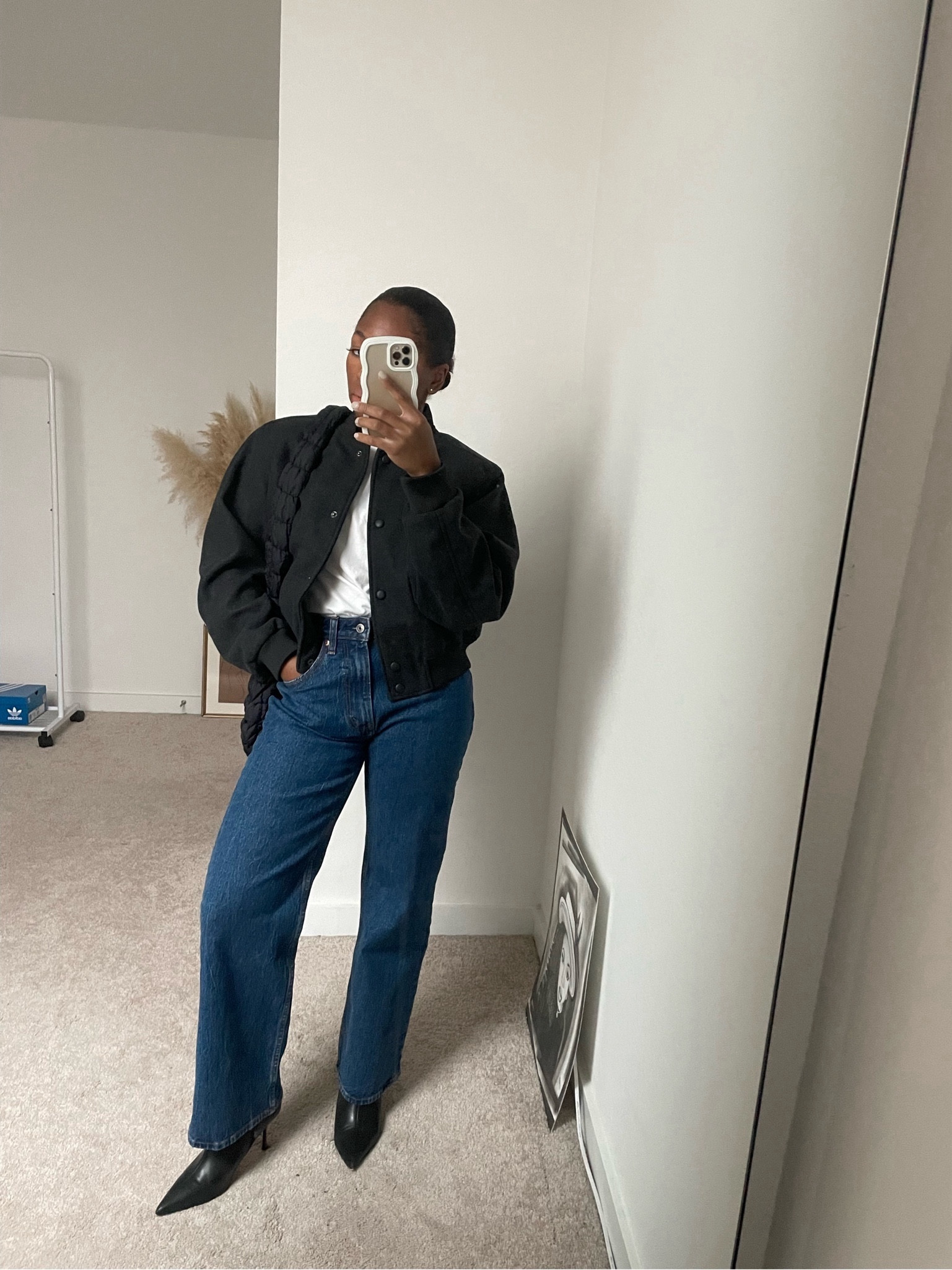 1 base, 5 outfits

Styling my 90s high rise relaxed jeans from Abercrombie & Fitch

Look 1: grey bomber

#jeans #petiteoutfit #falloutfitinspo #blackleatherboots   #quiltedtotebag

#LTKshoecrush #LTKstyletip #LTKSeasonal