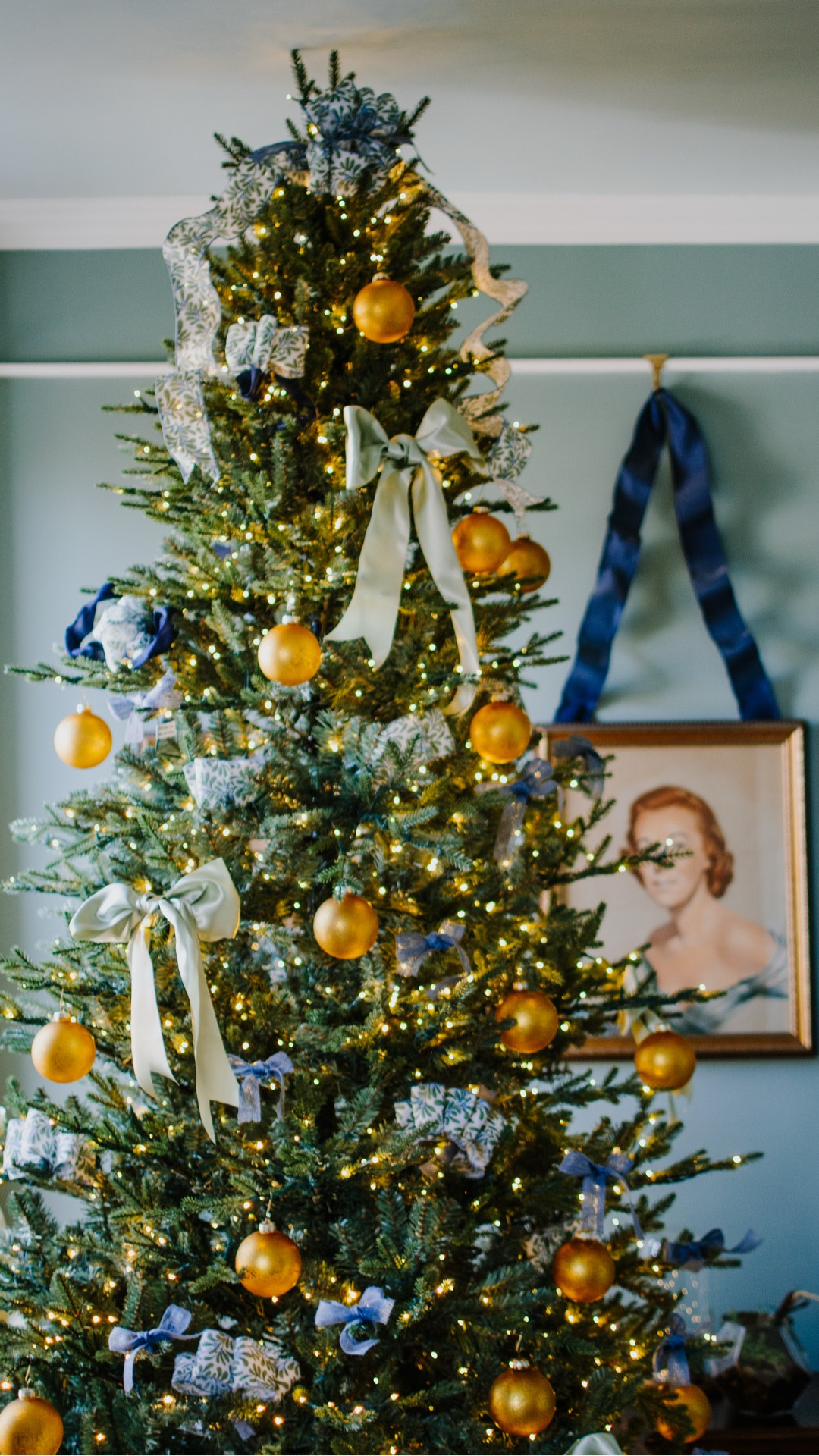 ‘Tis the season! I took advantage of the December deals at @loweshomeimprovement to get a tree for our rowhome in DC, too! I went for a 9-foot twinkling tree that has smart lighting, which meant all I had to do was stack four pieces together (no stringing lights or trying to awkwardly plug in each strand to the next). It took me all of 10 minutes to set up, so I was able to get right to the fun part: decorating ✨
#ad #lowespartner 

#LTKHoliday #LTKHome #LTKGiftGuide