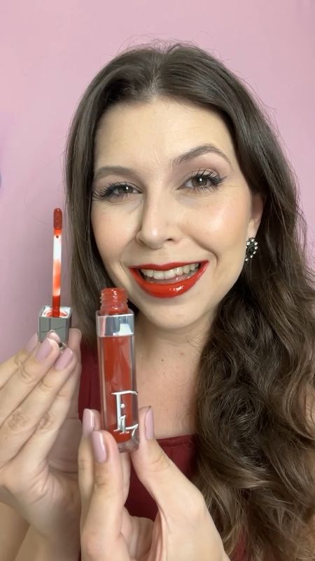 😍 O gloss vermelho perfeito para assistir ao show da queen Madonna no Rio de Janeiro ou no sofá da sua casa! 📺 👑 🎤 

Esse é o Dior Addict Maximizer, um gloss preenchedor de longa duração. O meu é na cor 028 Dior 8 intense. 👄 

#dior #glossdior #glossvermelhodior #renatacarbonero


#LTKVideo #LTKbeauty #LTKbrasil