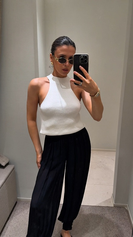 The perfect knit top with these dreamy balloon pants 🤤🥰💕
Effortless, sooo stylish, and insanely comfy ✨

For reference: I’m usually size XS/S (EU 34/36) and wearing XS in both top & pants.
Shoes: I’m 38.5 EU, wearing 39 EU for a perfect fit 🤍

Links are pinned for different countries ✨

#LTKsummer #LTKknittop #LTKdatenightoutfits  #LTKstyle

#LTKootd