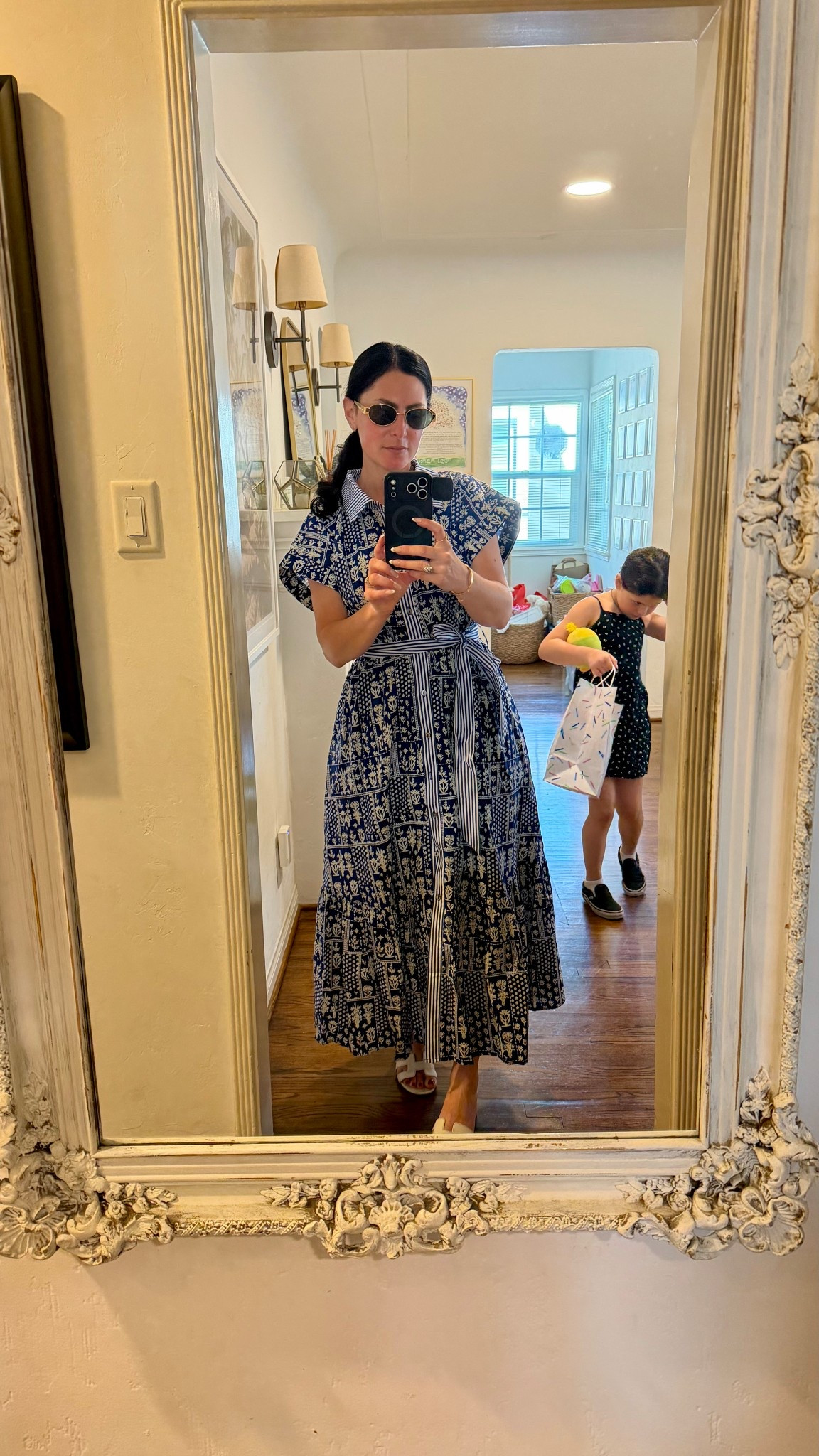Such a comfy, classic dress for spring and summer. The blue and white pattern pops and I love the oversized sleeves and bow around the waist 👌.