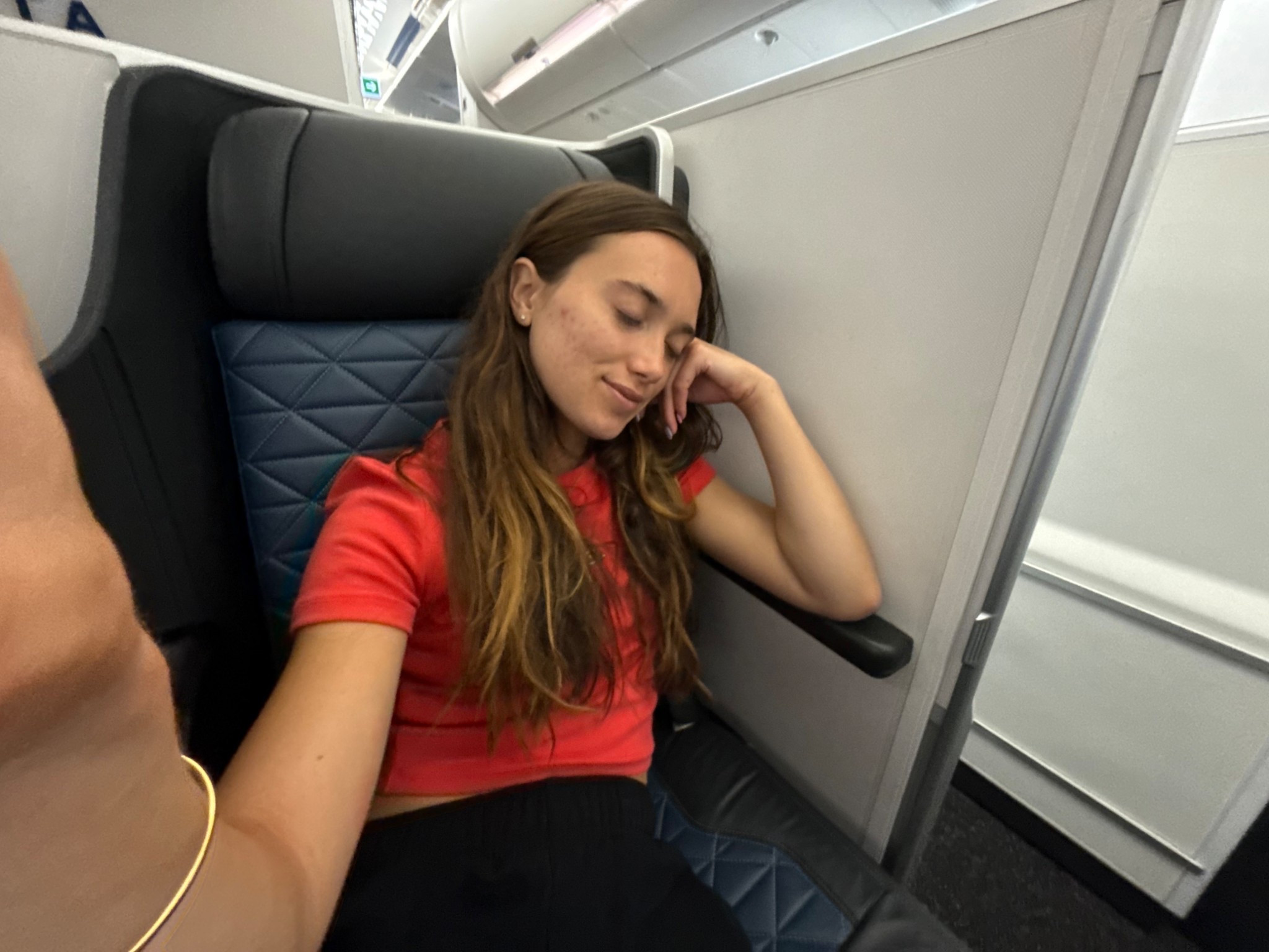 Exact tshirt and sweatpants 🦌 I pretty much wear the same outfit everytime for a long flight just different variations 💤