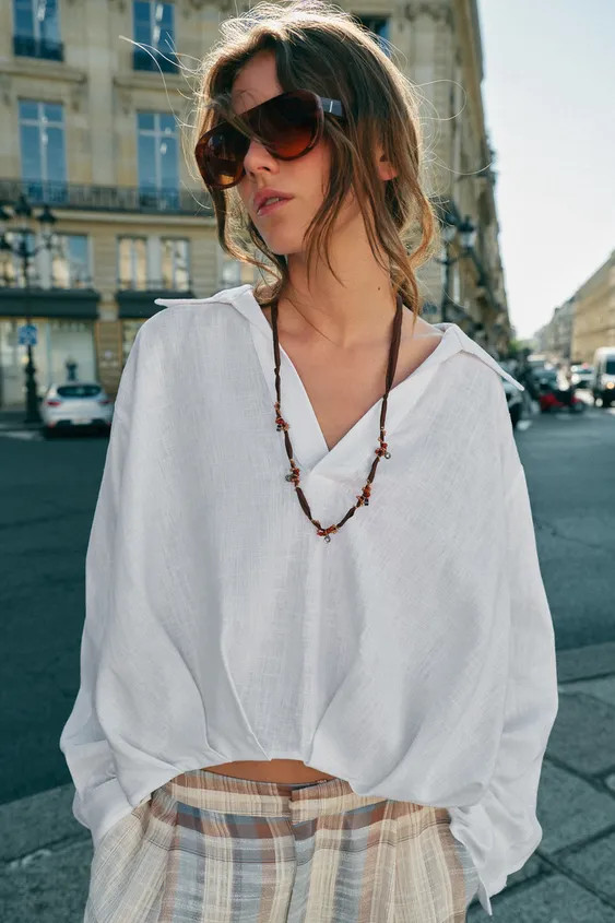 Linen blend shirt featuring a regular collar with a V-neckline and long sleeves. Asymmetric hem w... | Zara IT