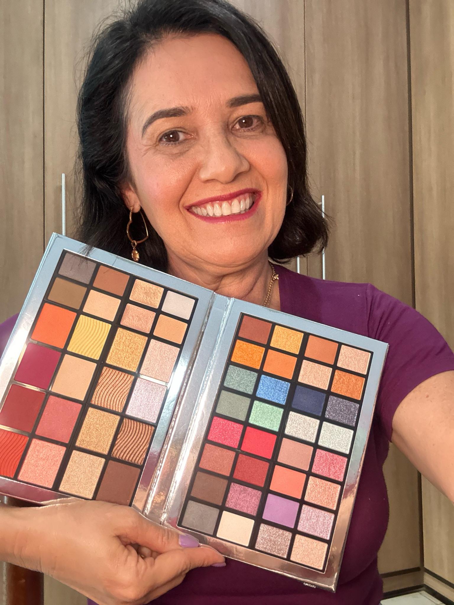 O hype é ser real:
Cores ultrapigmentadas, texturas únicas e metalizados inusitados e luxuosos fazem da Palette de Maquiagem Multifuncional
Make B. Real Hype a combinação ideal para looks inovadores e surpreendentes, entregando sombras holográficas e multifunções exclusivas que irão evoluir a sua experiência com maquiagem.
Uma paleta de maquiagem, 56 cores com acabamento profissional:
-32 sombras, iridescentes, cremosas, mates e metalizadas;
- 2 sombras para a sobrancelha;
- 1 primer de olhos;
- 1 gel que transforma sombra em delineador;
- 2 iluminadores cremosos;
- 4 bronzers;
- 4 iluminadores;
-5 blushes;
- 3 pós translúcidos.
Hypelr] é ser inovador com cores versáteis e com alta pigmentação que combinam entre si em texturas holográficas, mate, cremosa e acetinada. Fáceis de esfumar, também permitem a construção de camadas.

#LTKbrasil