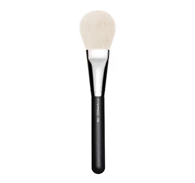 135 Synthetic Large Flat Powder Brush | MAC Cosmetics - Official Site | MAC Cosmetics (US)