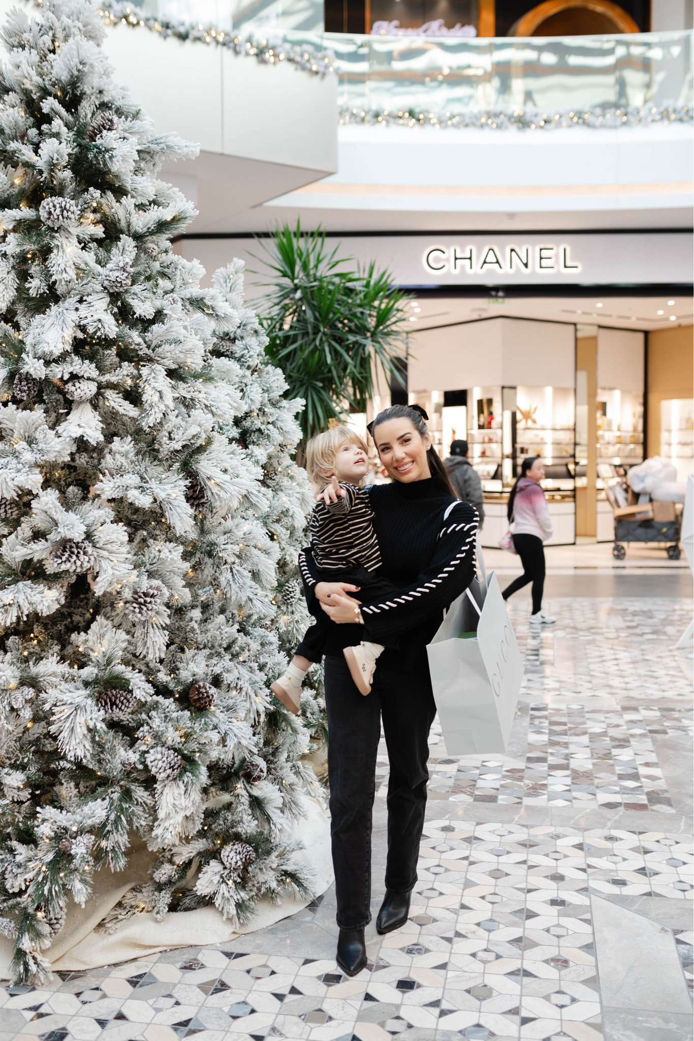 Christmas shopping! 🫶🏼 I’m wearing a size XS in sweater! It runs TTS and has a oversized fit!

#LTKHoliday #LTKSeasonal