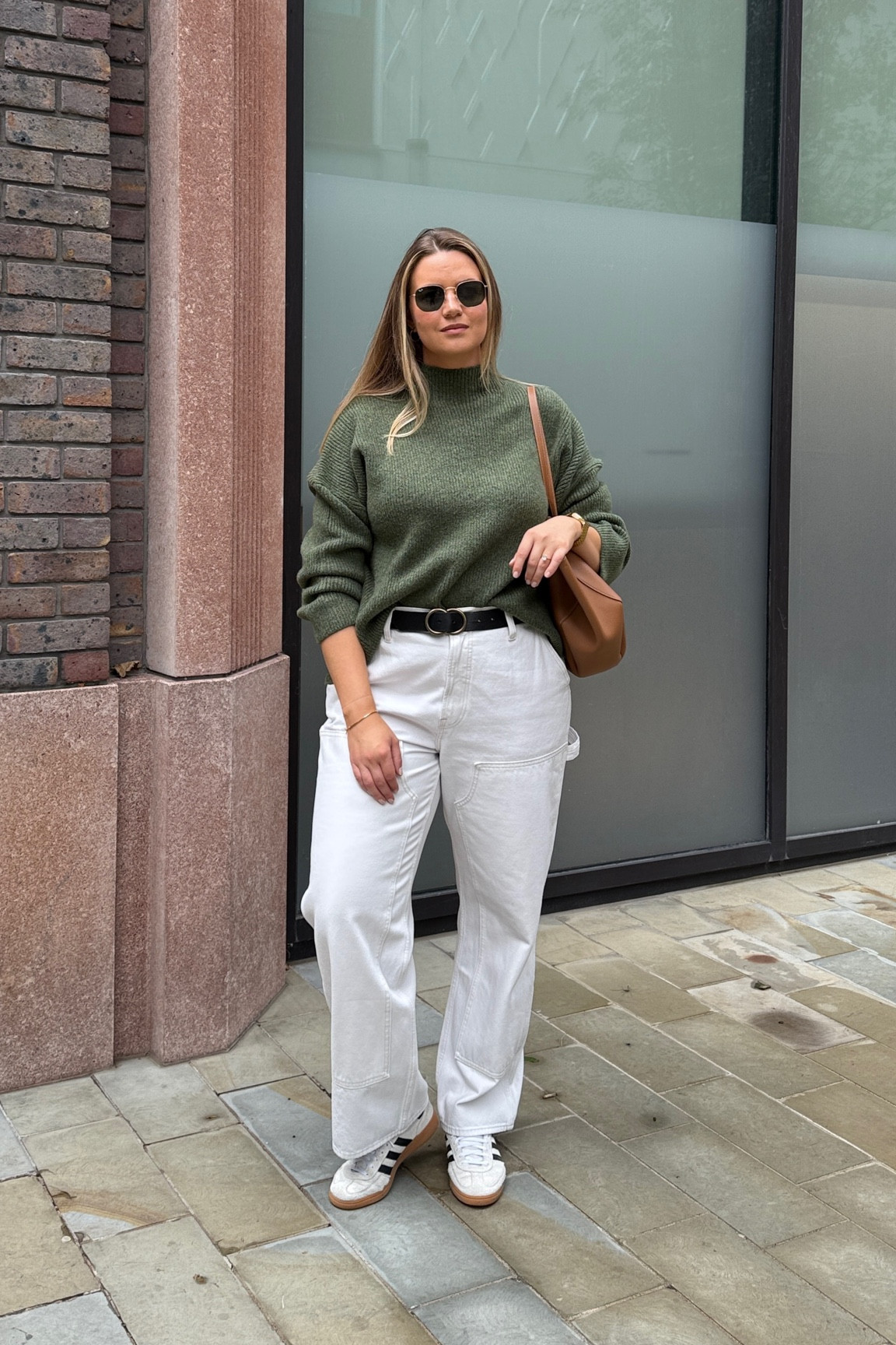 Midsize autumnal ootd
Green turtle neck knit XL
White curve love jeans W33 L
Adidas spezial handball trainers 
Sunglass hut ray bans
Gold buckle belt 
Tan bad - DEMELLIER linked as a dupe option 


#LTKautumn #LTKmidsize #LTKcurves