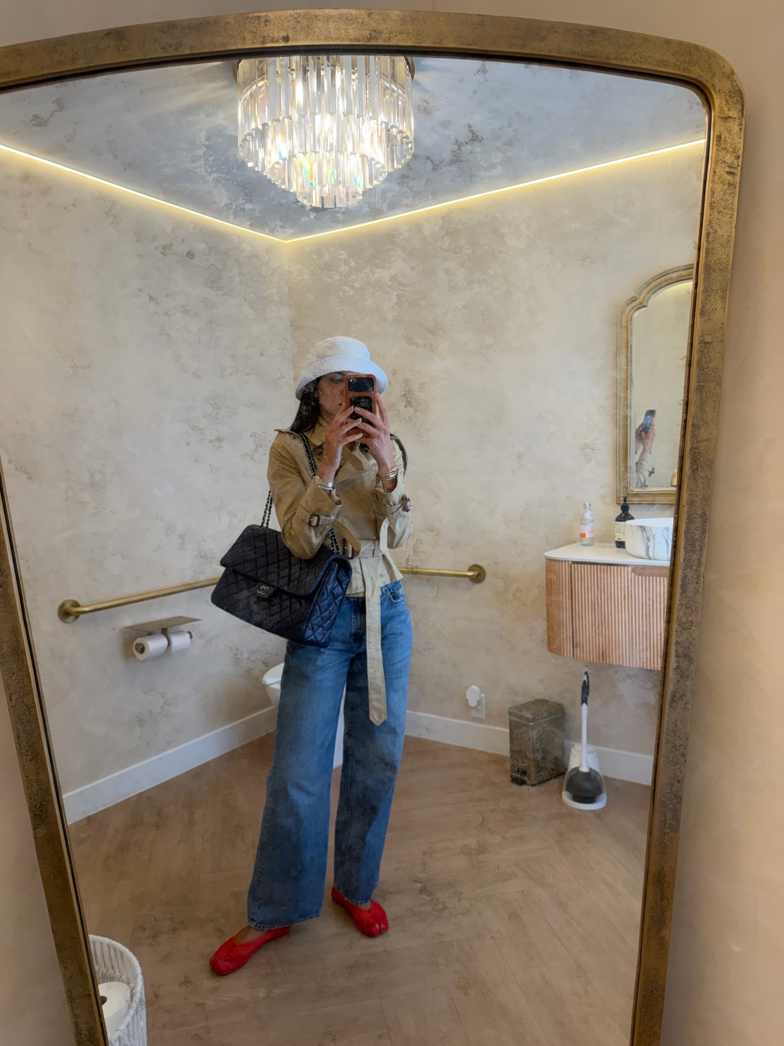 Pants - 26
White tee - XS
Jacket - us 4
Shoes - 41
Bucket hat - L/XL for a oversized vibe