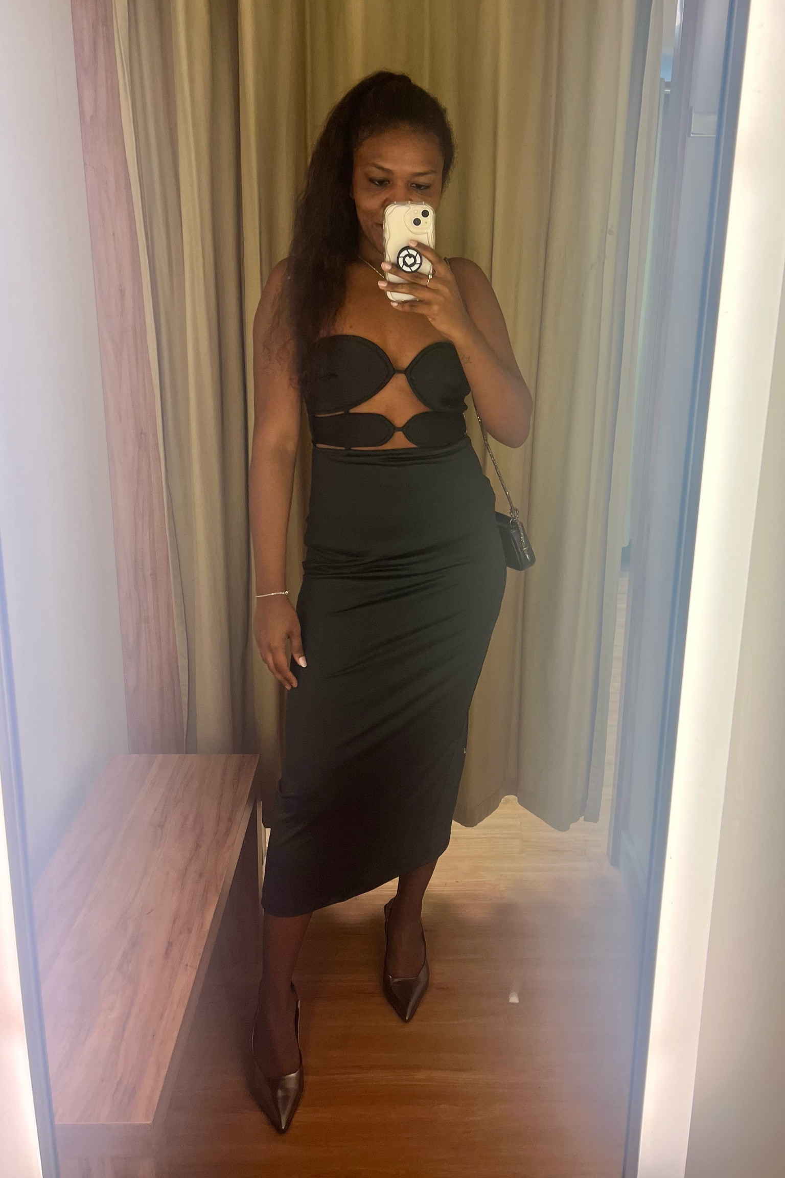 Se você quer um vestido poderoso, então toma! Ele veste super bem, usei a minha numeração habitual! 😉🤌🏾
