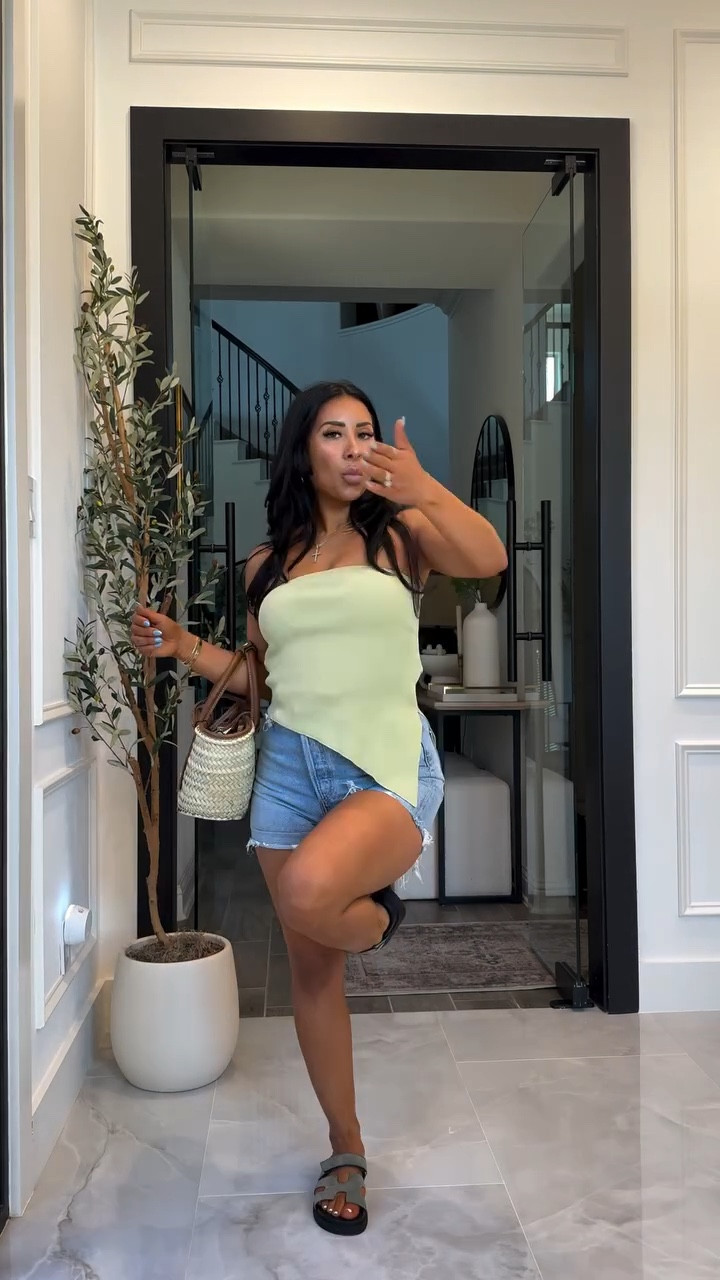 Cute top + denim shorts >> 

Comment “shop” to get the details sent to your DM🤍 https://liketk.it/68YiE

#whattowear #outfitinspo #simpleoutfit #summerstyle #gdwm mom outfit, easy outfit inspo, casual outfit