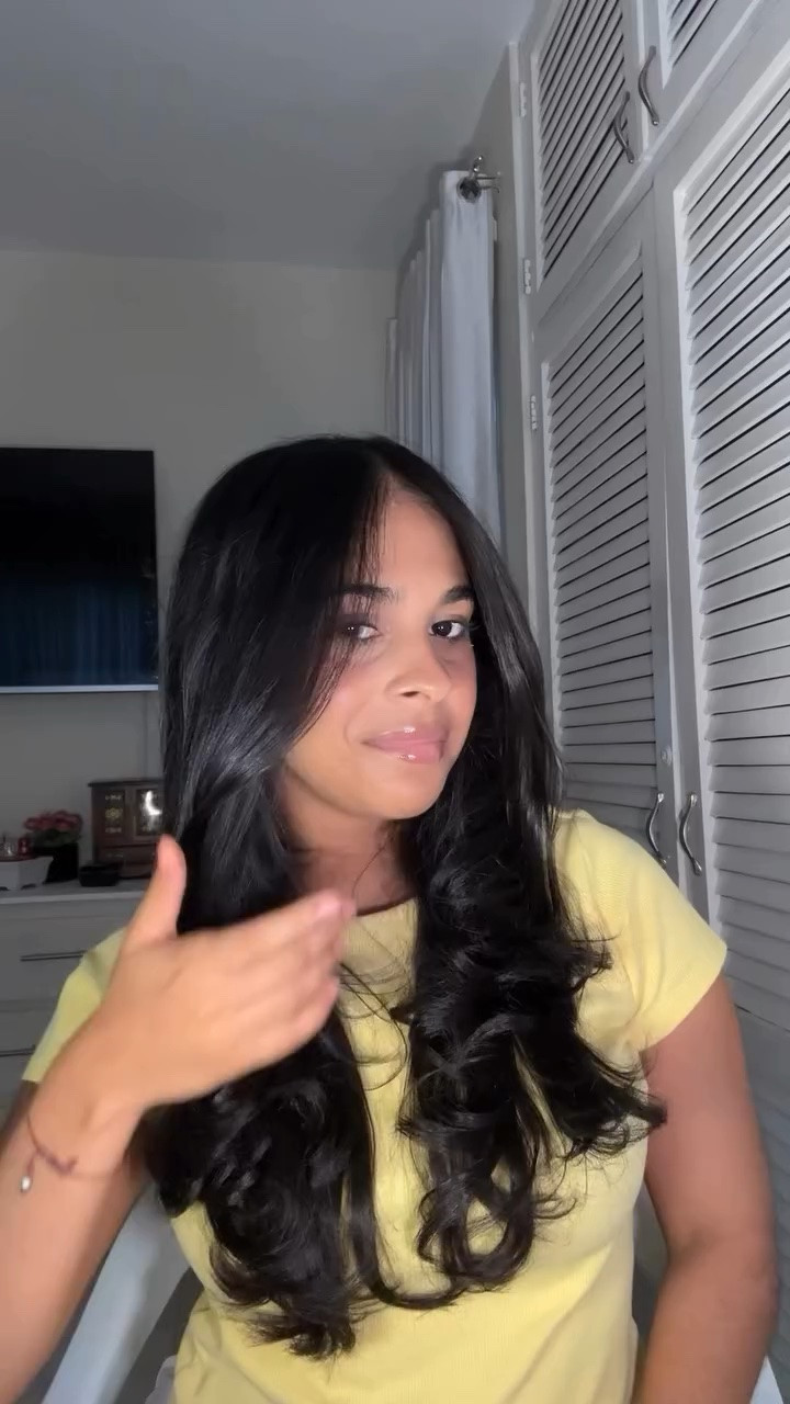 La mejor forma de cuidar tu cabello por exceso de calor ❤️ amo los rolos y los productos que evitan este tipo de daños. 

Uso protección térmica de @luxuryhairpro.rd y @hairplusrd 

#haircare #rolos #cuidadodelcabellonatural #protecciondecalor
