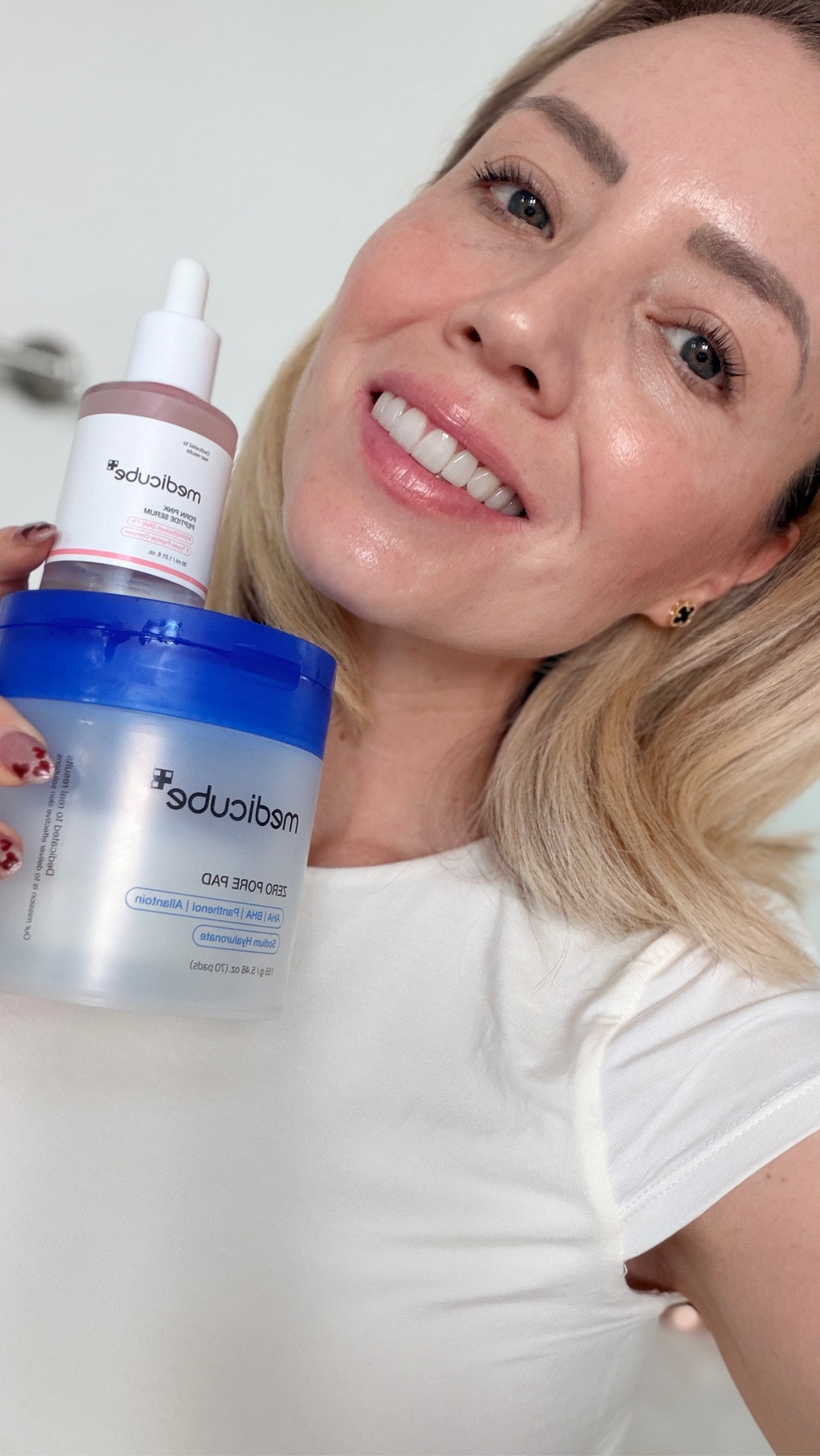 No esperaba esto… pero @medicube superó mis expectativas ✨
He probado muchos productos para mejorar mis poros y la textura de mi piel, pero estos tres literalmente cambiaron mi piel:

✨ Zero Pore Pads — un antes y un después en mis poros. Mi piel se ve más lisa y limpia, de verdad fueron un life changer.
💗 PDRN Pink Peptide Serum — con 5 tipos de péptidos… mi piel está más firme, suave y con ese glow saludable que amo.
🧴 Triple Collagen Cream — colágeno + elastina + niacinamida = hidratación intensa + piel más rellenita y luminosa.

#LTKmorningroutine #LTKselfcare #LTKgrwm