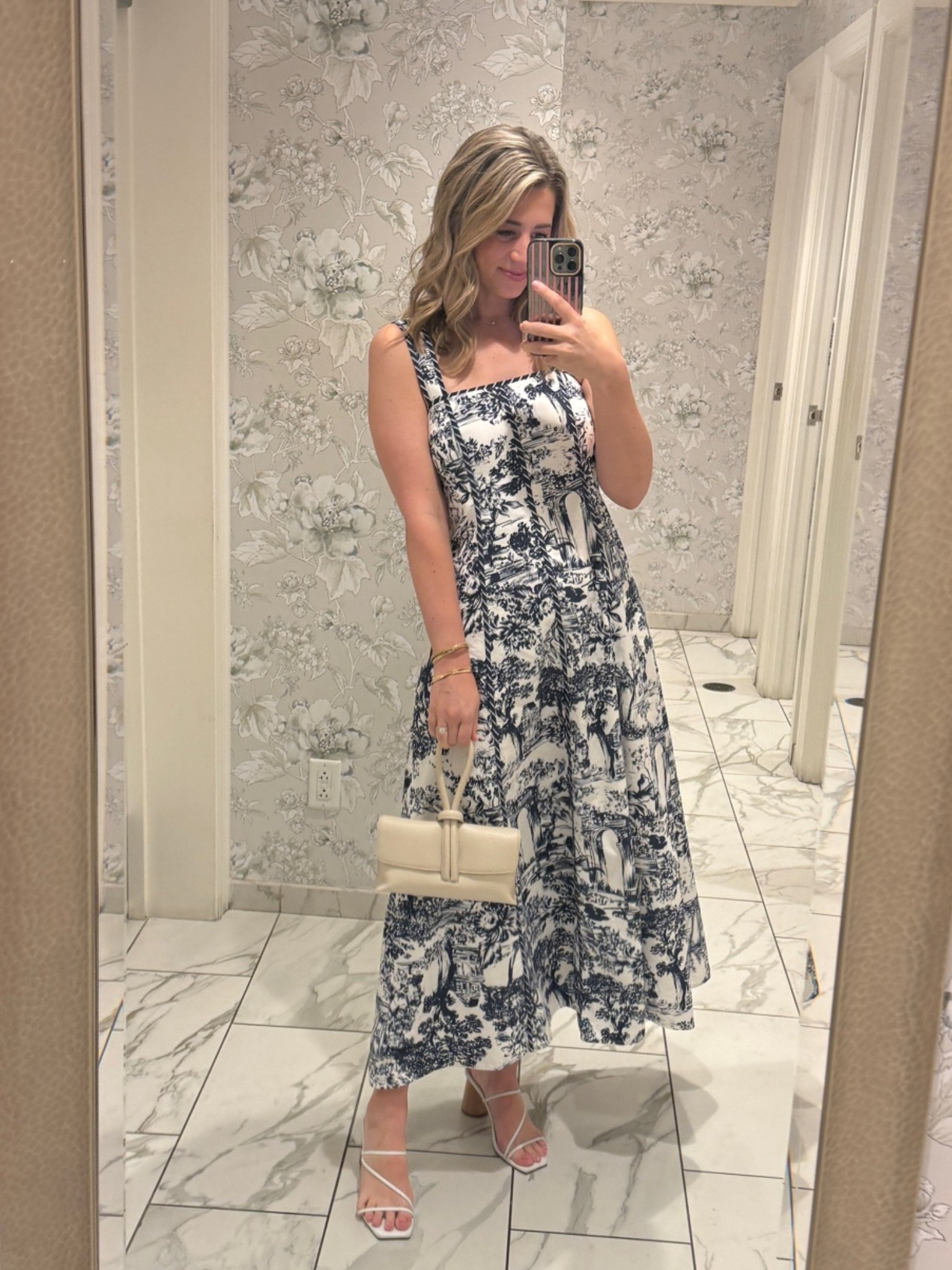 A night out in my favorite dress and color combo!💙🤍 wearing size small for reference