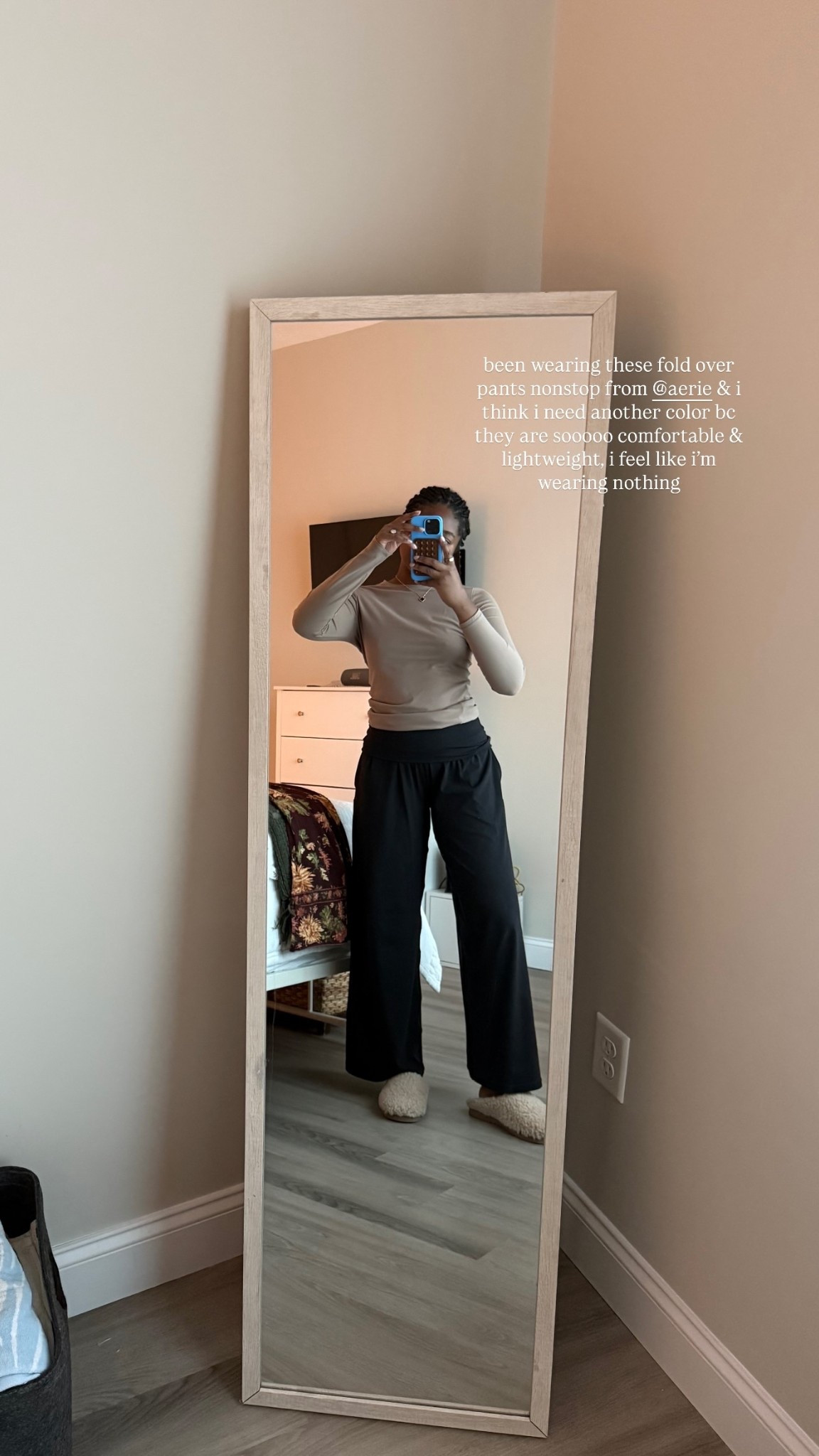 been wearing these fold over  pants nonstop from @aerie & i think i need another color bc they are sooooo comfortable & lightweight, i feel like i’m wearing nothing