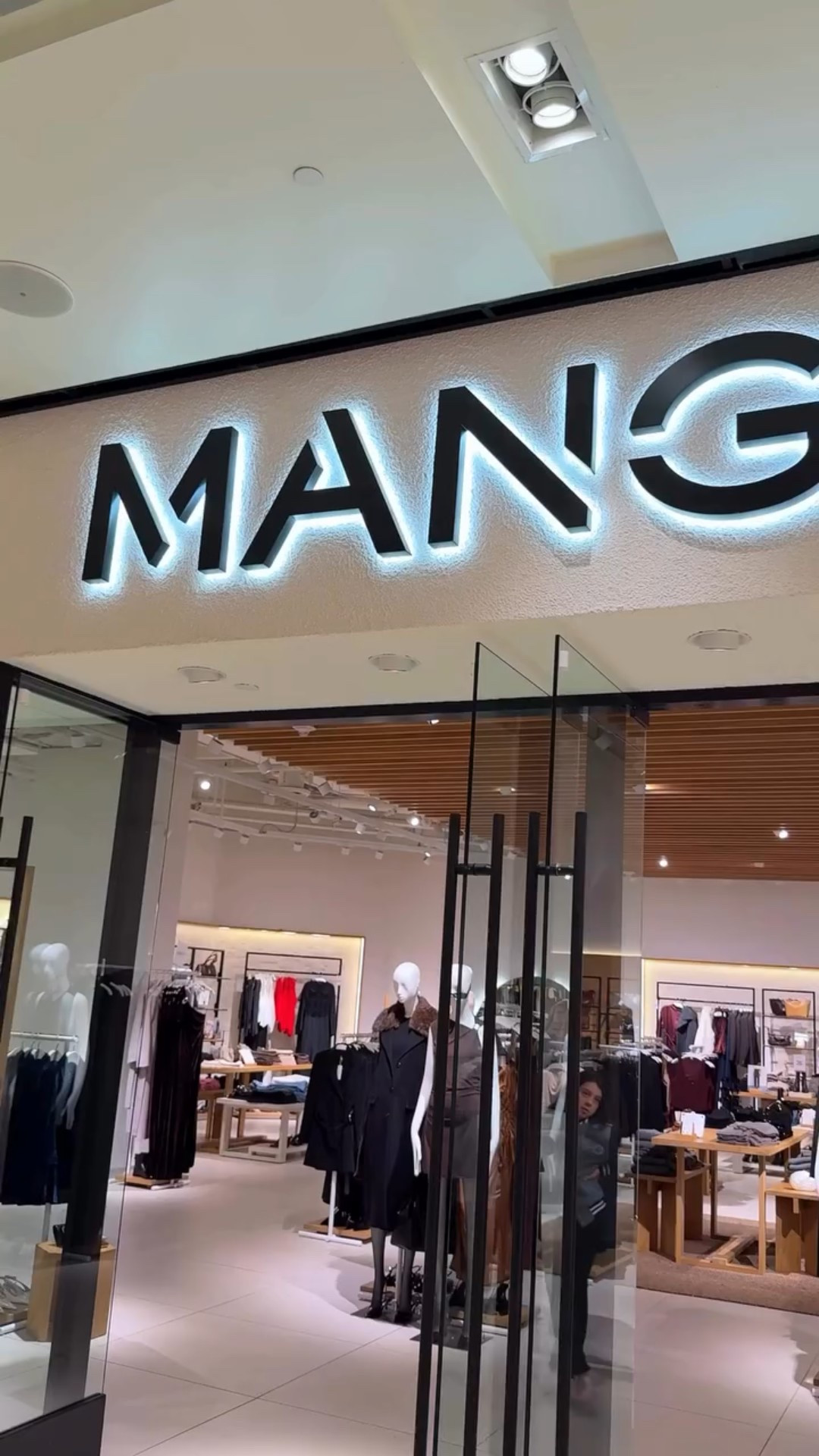 I had never been to @mango before… and now I’m obsessed 🤎

My sweet friend @jade_shellis ￼ (the queen of effortless style) told me I had to go to the one at @galleriadallas ￼ — and she never misses. Truly wish she could take me shopping every time 🛍️

Also a huge shoutout to @the_coloranalysisqueen (my color analysis queen and sweet friend!) for changing the way I shop. I would’ve never picked espresso brown before — now it’s one of my favorite confidence colors. ✨

This little Texas winter haul is full of comfy-but-elevated mom staples — nothing itchy, nothing fussy, just pieces that make everyday outfits feel put together.

Highly recommend visiting Mango at the Galleria if you haven’t yet — they were so sweet, even with my kids in tow 🫶

👚 Real mom life, but make it chic.
#MangoTryOn #MomStyle #DFWShopping
#MangoOutfits #MangoHaul #GalleriaDallas #DallasStyle #TexasWinterStyle #MomOutfits #RealMomStyle #EffortlessStyle #ColorAnalysis #EspressoBrownAesthetic #MomWardrobe #EverydayElevated #OOTDMomEdition #GirlsGirlStyle #CozyChic #MangoFashion #MomTryOnHaul #FallWinterOutfits #ClassicStyleWithEase #ElevatedBasics
