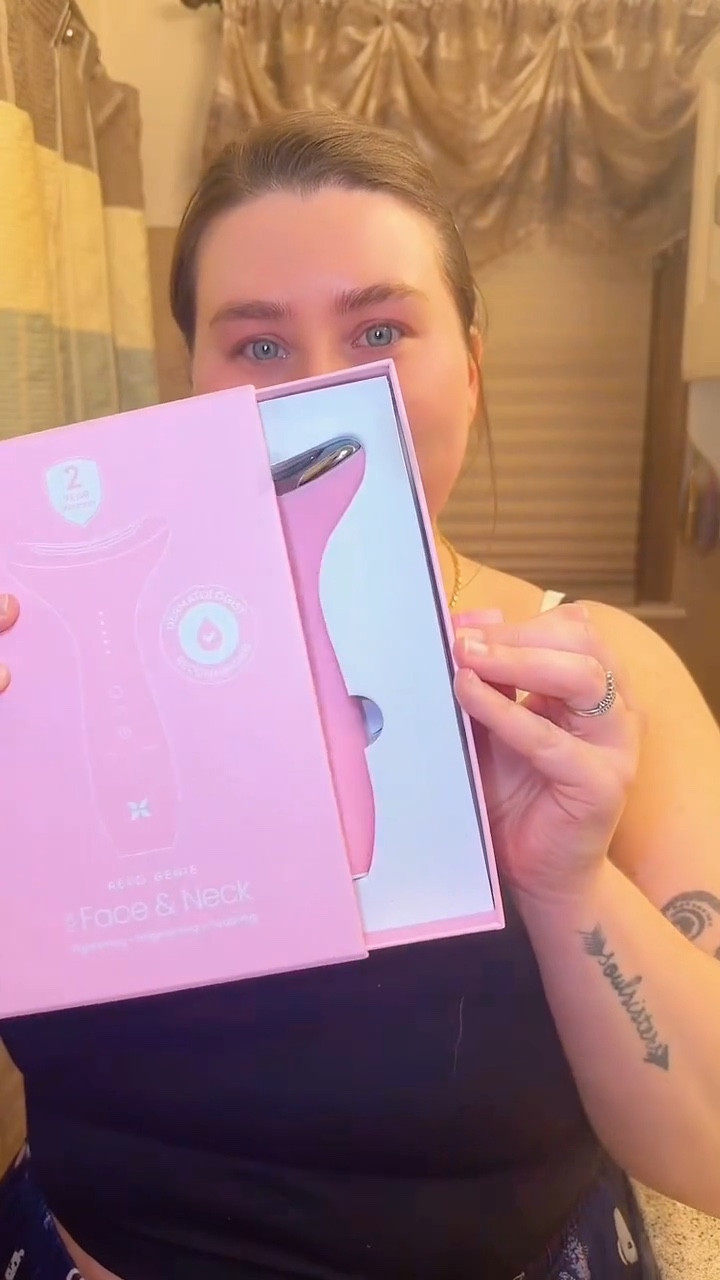 ✨ Little skincare tool moment ✨ The Face Genie helps massage products into my skin and leaves everything feeling extra refreshed and lifted.