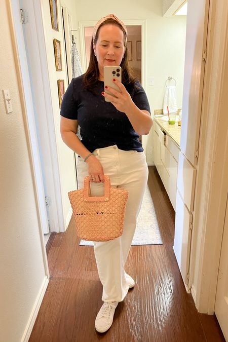 Navy and white with a pop of pale pink…classic cunner combo!

#LTKstyletip #LTKSeasonal #LTKcurves