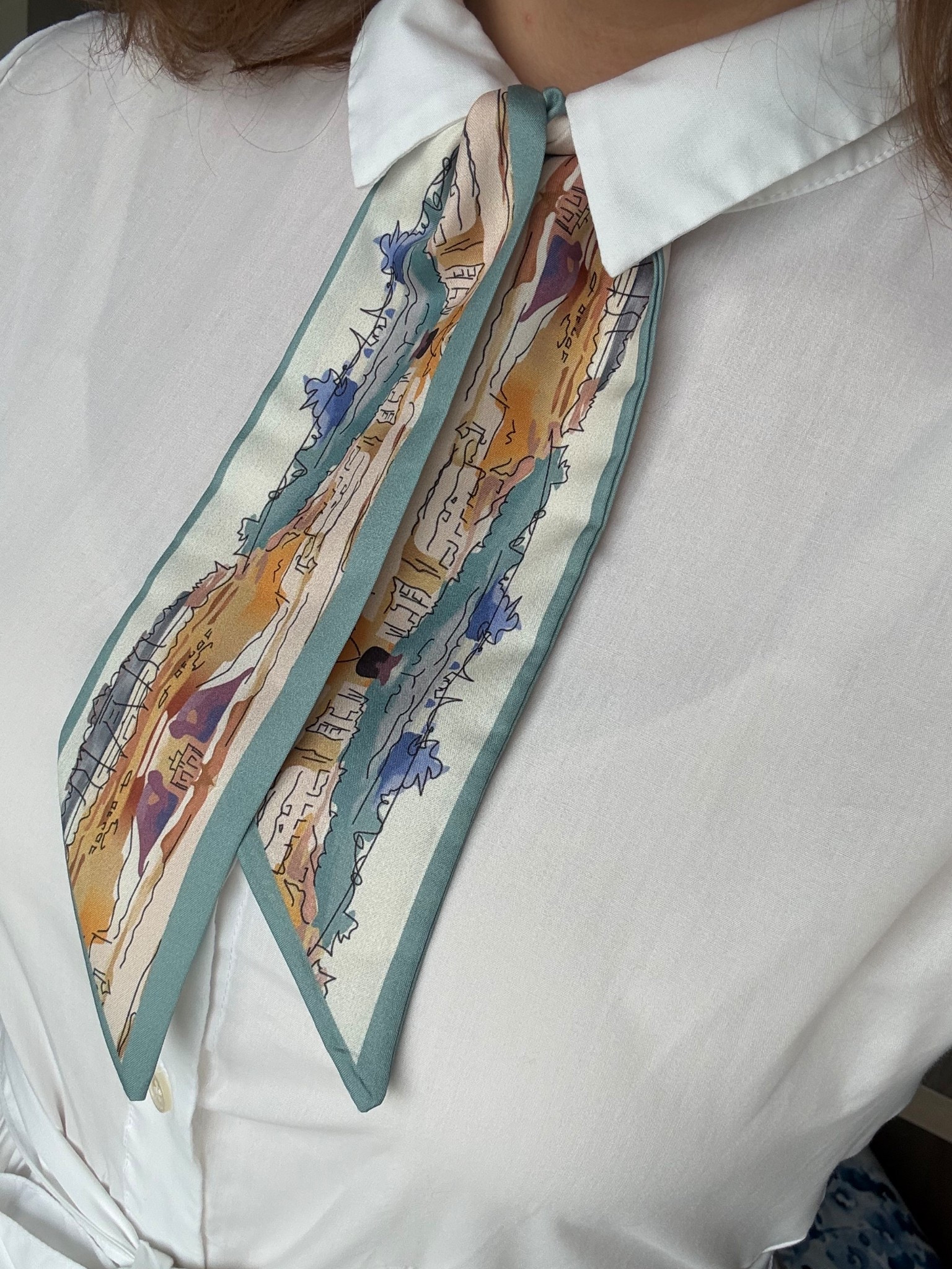 The easiest way to transform and outfit, and especially a shirt — add a scarf around the collar, as if it were a tie. Impactful style. 