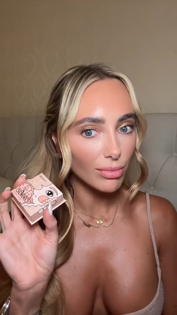 Benefit cookie golden pearl highlighter, beauty products, summer makeup, highlight 

#LTKbeauty #LTKstyletip #LTKuk