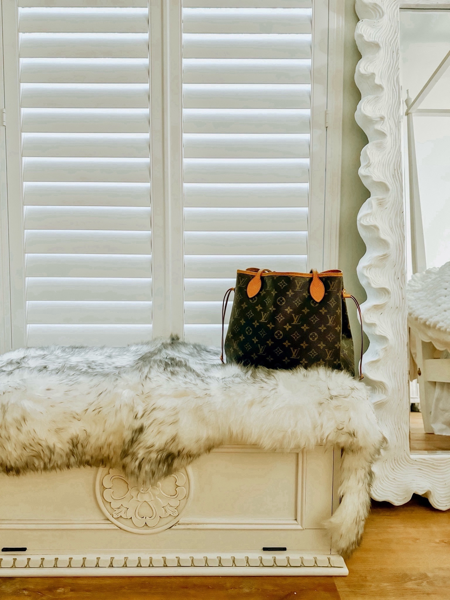 Winter Room Refresh: Loving this white trunk, scalloped floor mirror, and sheepskin rug!! Stay tuned for more!!🤍
White Bedroom
White Floor Mirror
Bed Trunk
Fur Rug
Bedding
Bedroom

#LTKhome #LTKSeasonal #LTKfamily