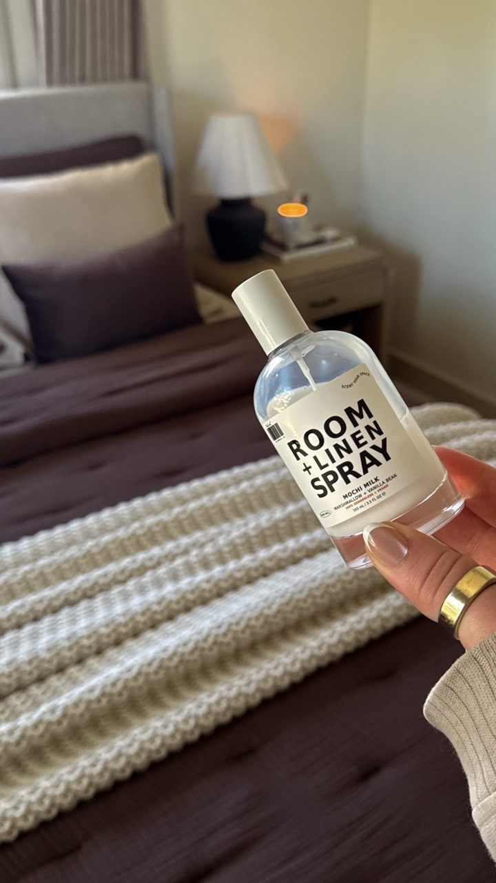 best linen spray!! smells so good & cozy 🧺✨☁️ 


dedcool linen spray, linen spray, room spray, dedcool mochi milk linen spray, cozy bedroom favorites