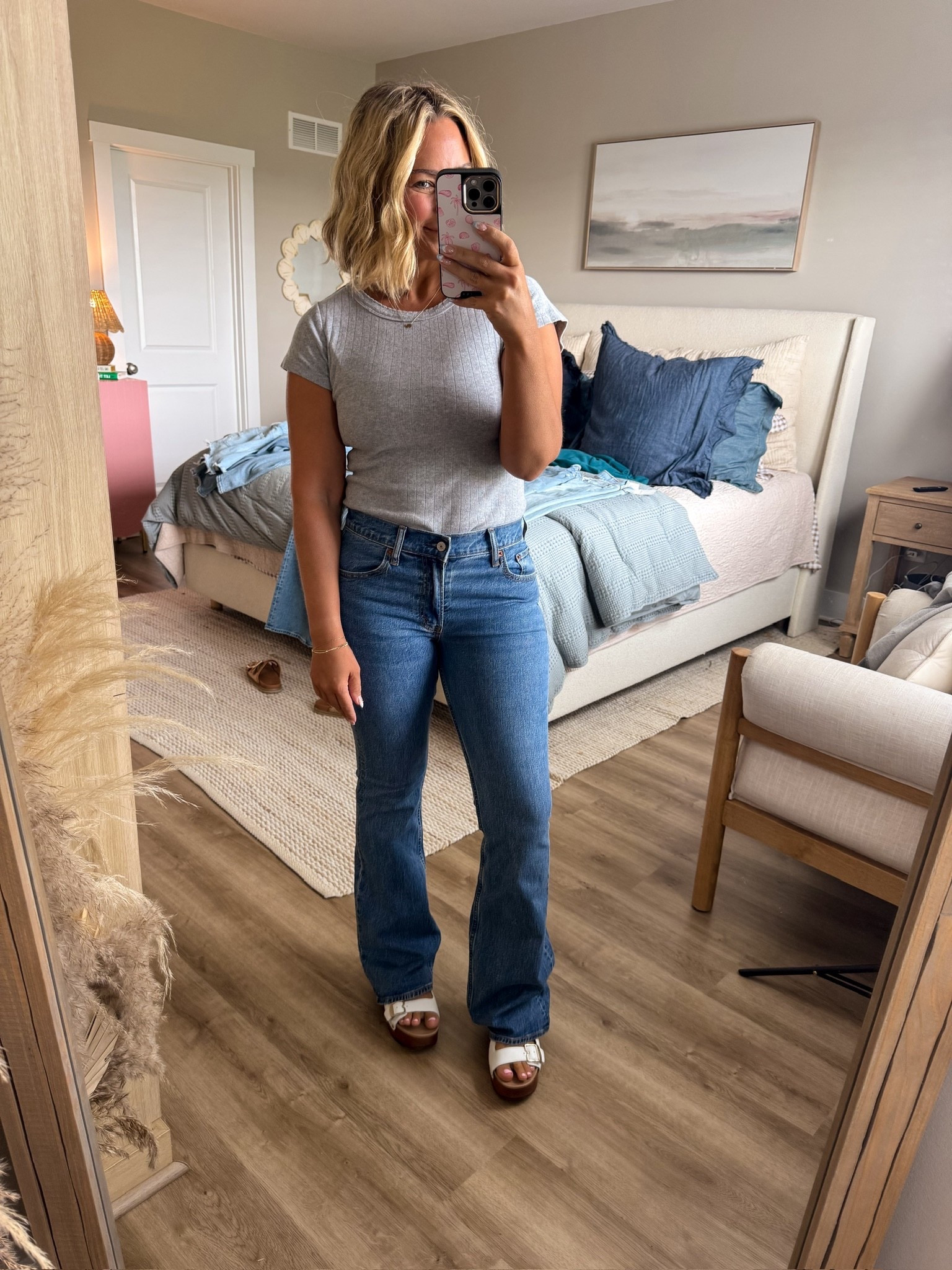 Bootcut jeans are BACK and I’m here for it. These Abercrombie ones are on sale and making all of my millennial dreams come true. 💕

#LTKSaleAlert #LTKPetite #LTKFindsUnder100