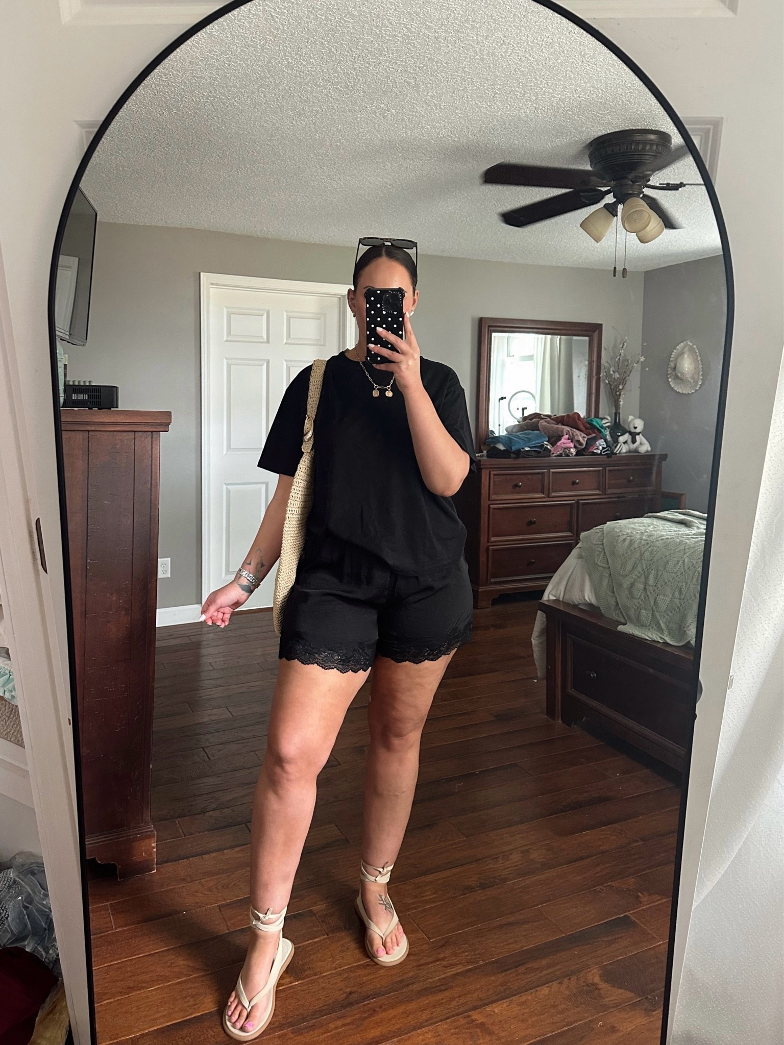 Aerie relaxed tee - large
Aerie lace shorts - large
Dolce vita sandals - tts 10

Summer outfits

#LTKootd