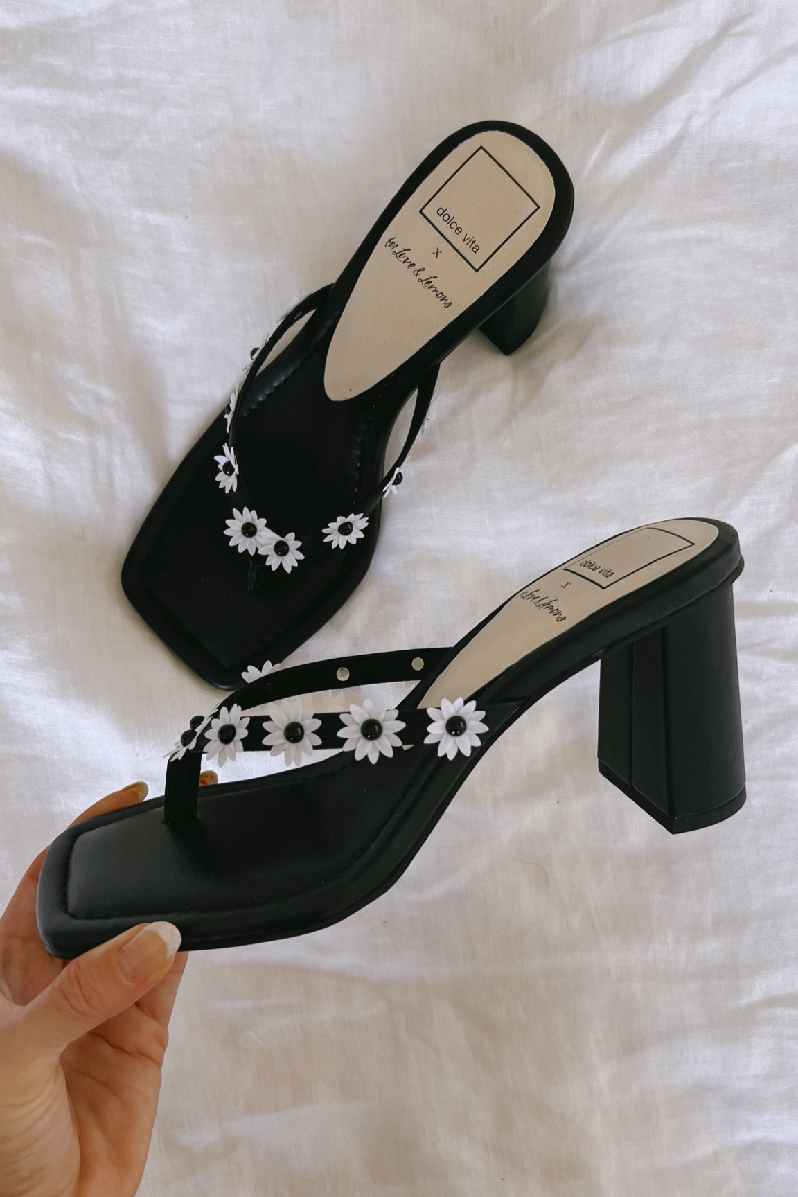 Perfect summer heels 


Summer trends, sandals, flip flop heels, flower heels, flower shoes 

#LTKFind #LTKtravel #LTKshoecrush