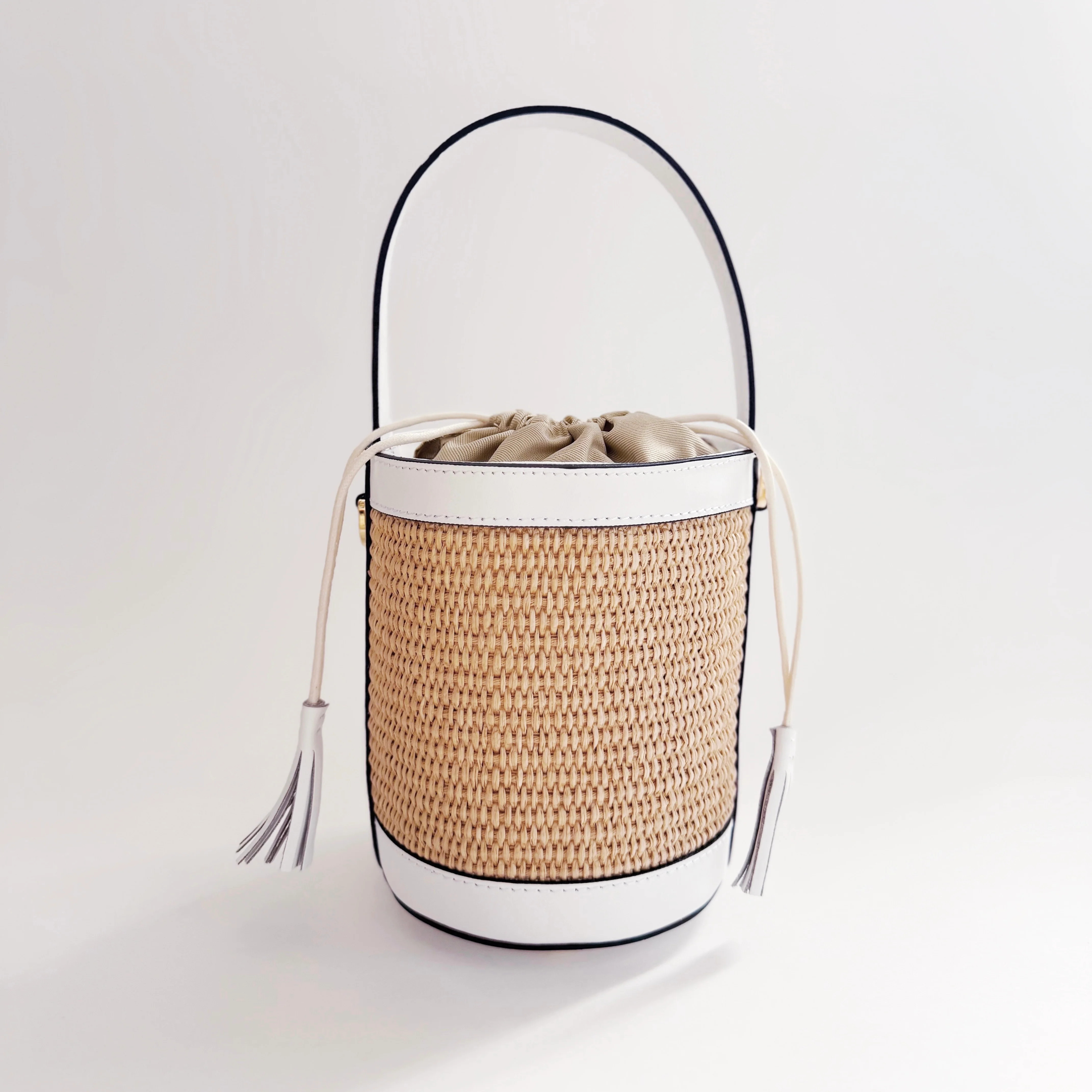 White Raffia Bucket Bag | Colores Collective