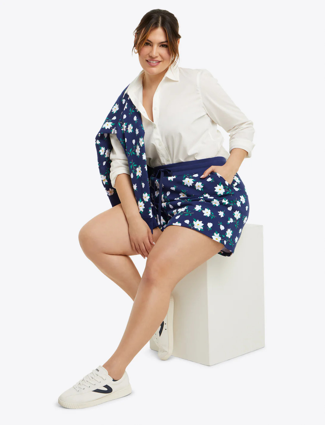 Natalie Shorts in Navy Magnolia | Draper James (US)