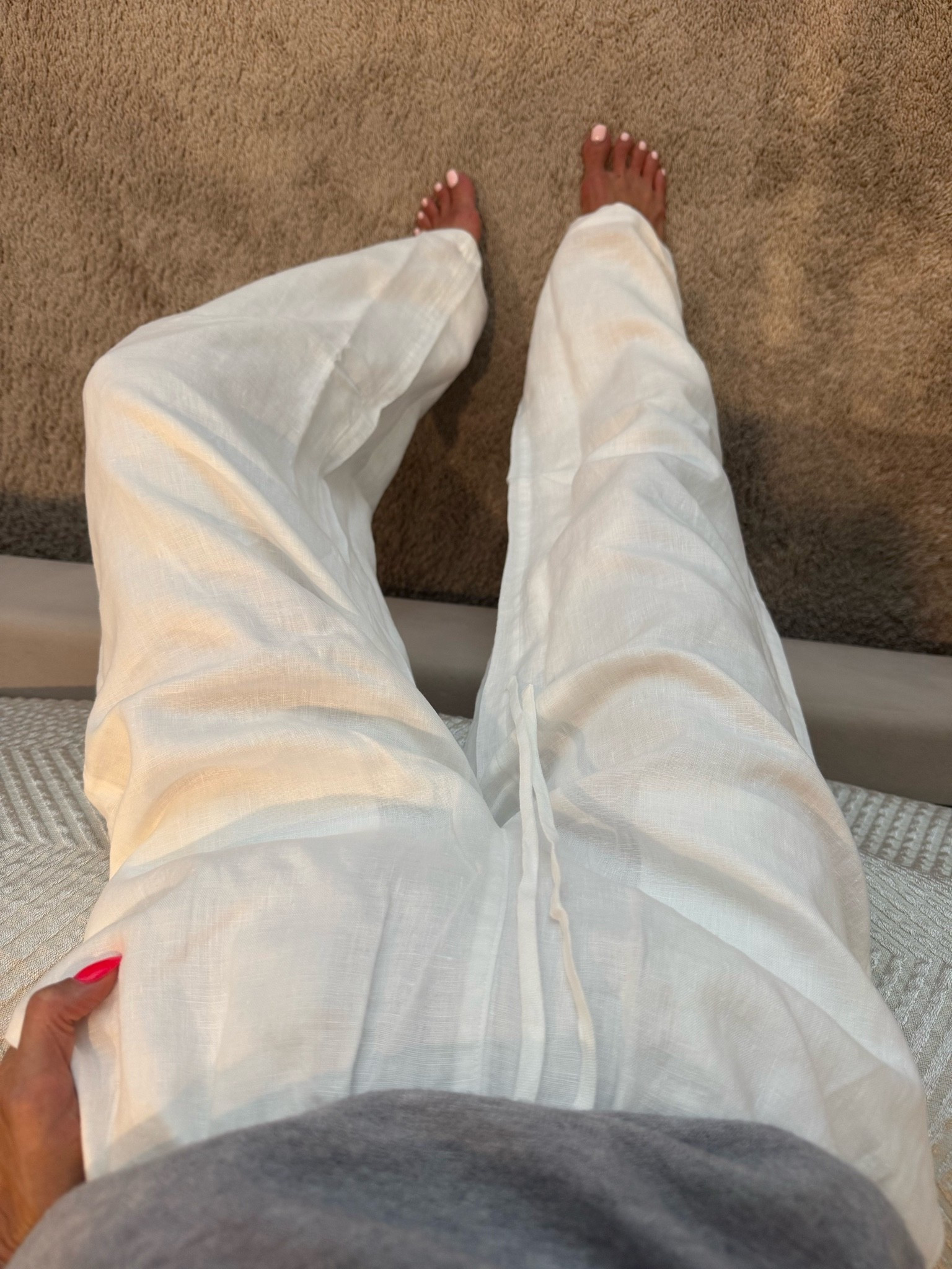 Comfortable white linen pants that come in petites
