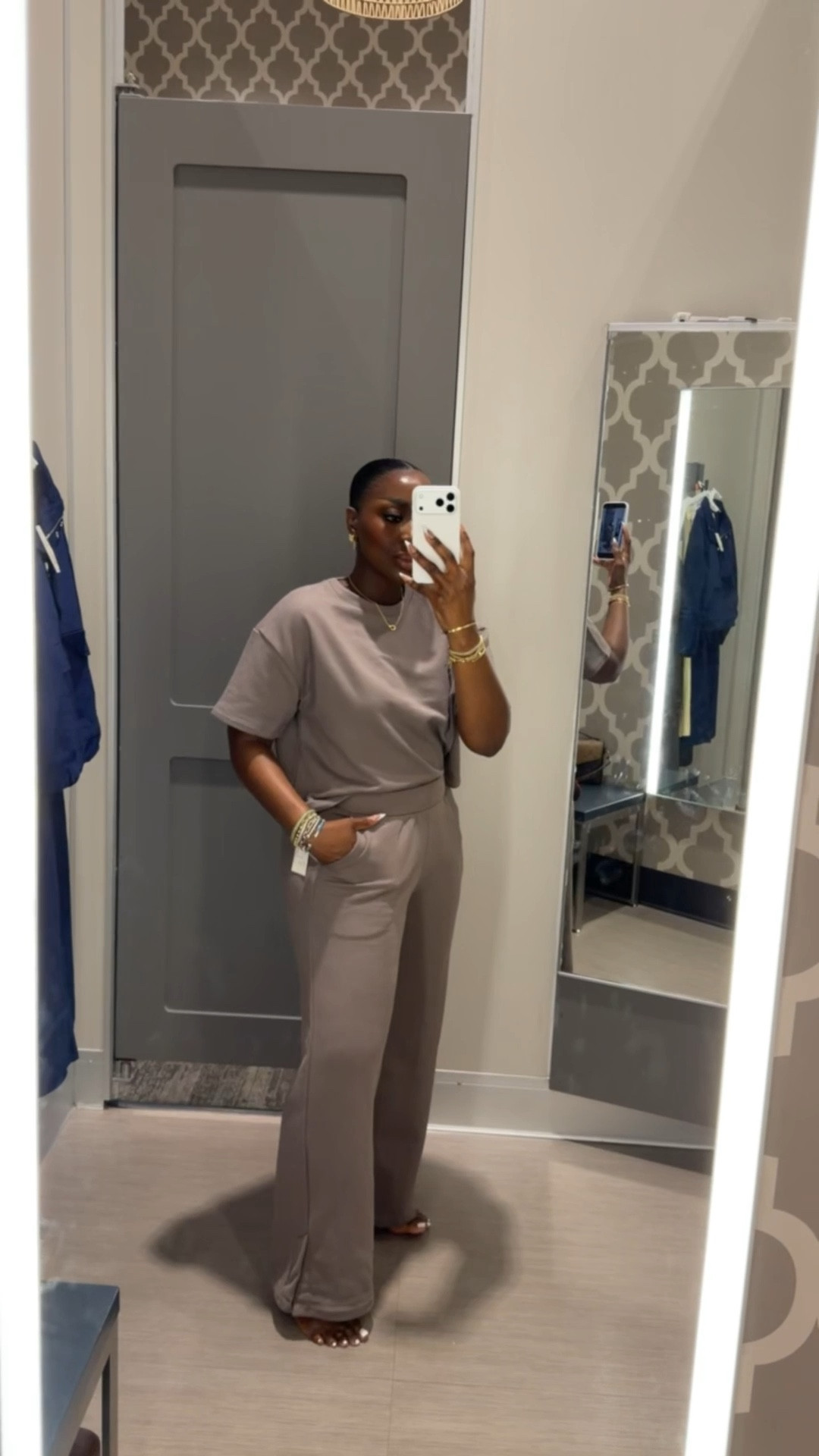 This lounge we set is really cute and comfortable. Perfect spring outfit to wear while traveling for vacation or just to lounge around. It’s very very comfortable. Wearing a medium in the top and the bottom.