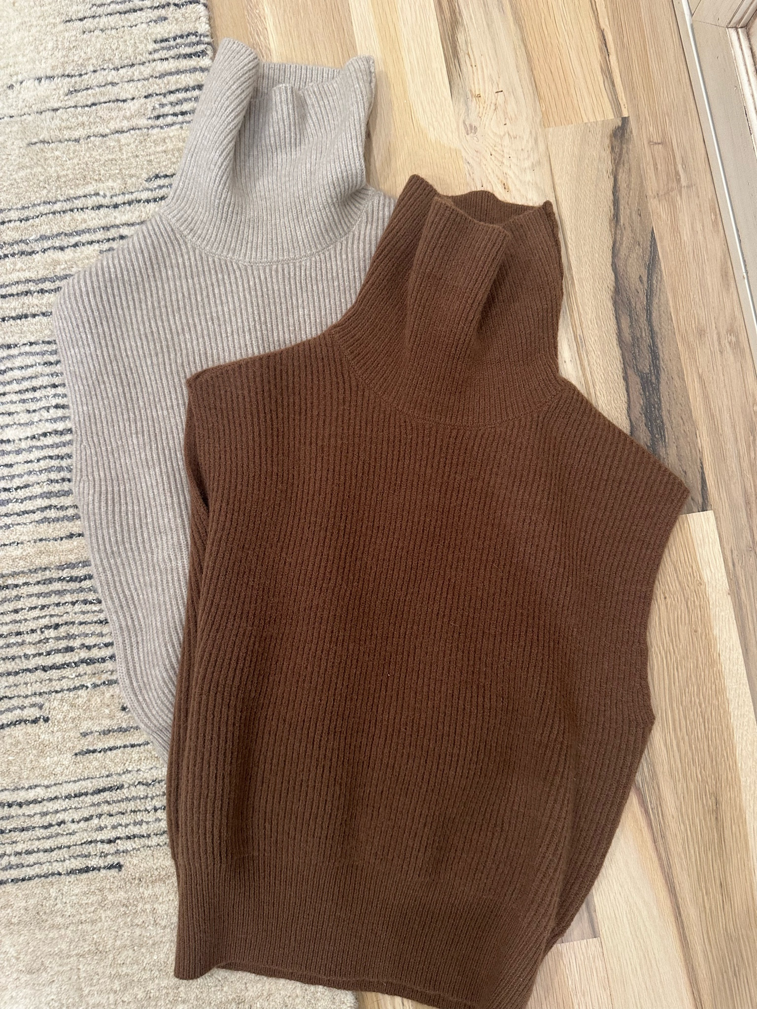 Sleeveless turtleneck sweater size Xs 

#LTKxNSale #LTKFindsUnder50 #LTKFindsUnder100