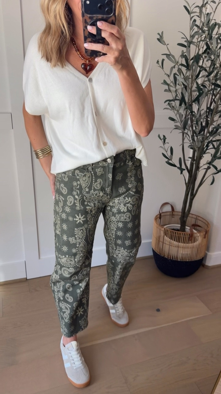 How cute are these bandanna print jeans?!? they have some really good stretch to them so they are very comfortable. The medium fit perfectly but I needed a little bit extra length so I sized up. If you are 5’7 or shorter get your true size
￼