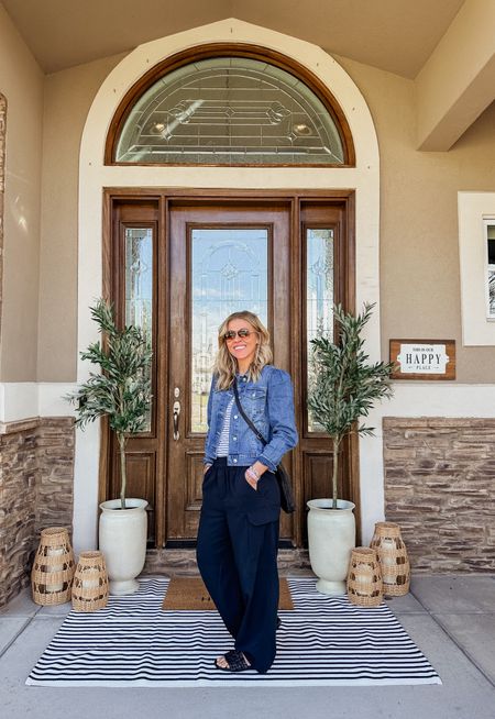 official spring uniform 🙋‍♀️🌿  I’ve worn these black cargo pants way more than I’d like to admit lately, but they are so dang comfy 👏🏻👏🏻  I ordered my outfit + cross-body purse from @walmartfashion. Linking it all here: 
#walmartfashion
#walmartpartner
