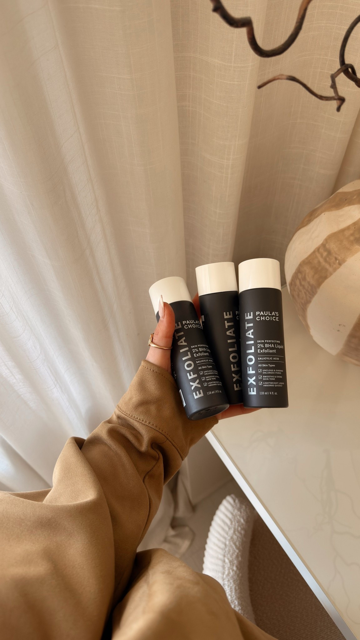 If you have acne-prone skin or struggle with keeping breakouts under control, this is one product I always come back to 🤍

The Paula’s Choice Skin Perfecting 2% BHA Liquid Exfoliant has been a staple in my routine for years because it actually makes a difference:

• Helps clear out pores + reduce blackheads
• Smooths skin texture for a more even, glowy look
• Keeps breakouts more manageable over time

It’s one of those products that just works without overcomplicating your routine.