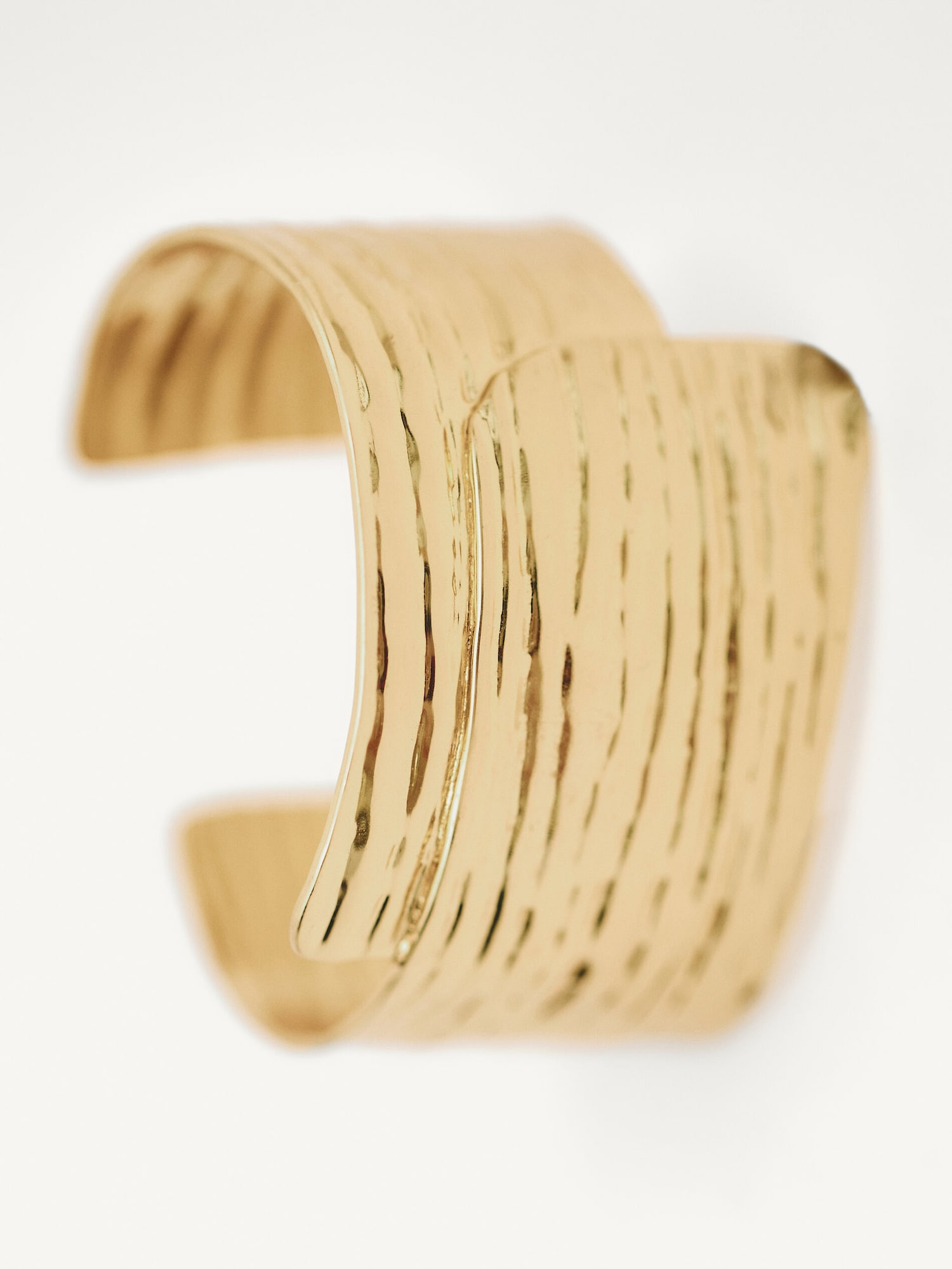 Rigid bracelet with textured detail | Massimo Dutti US