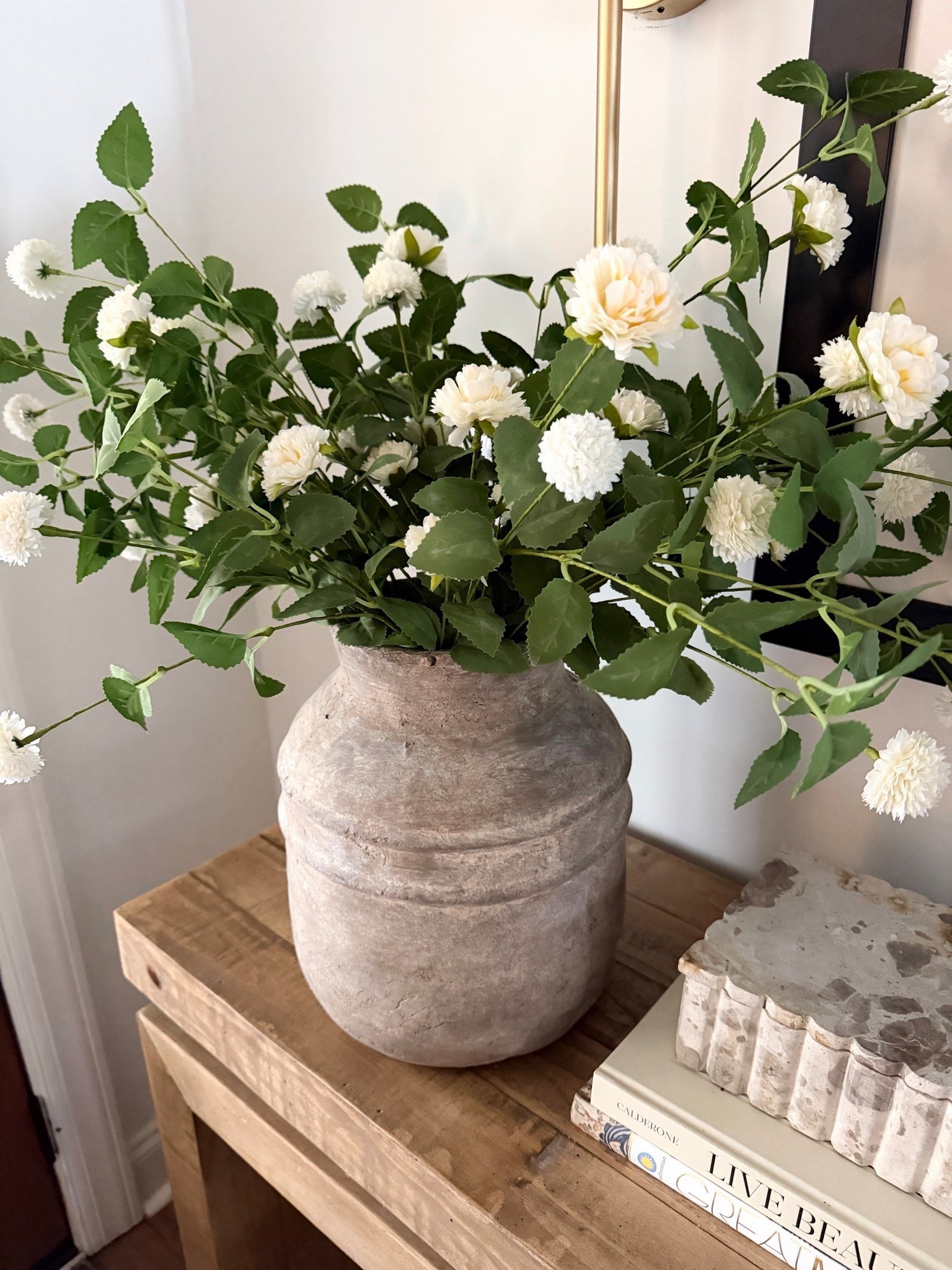 One of my favorite Pom stems. The leaves are perfect and the Poms are gorgeous. Great quality! 