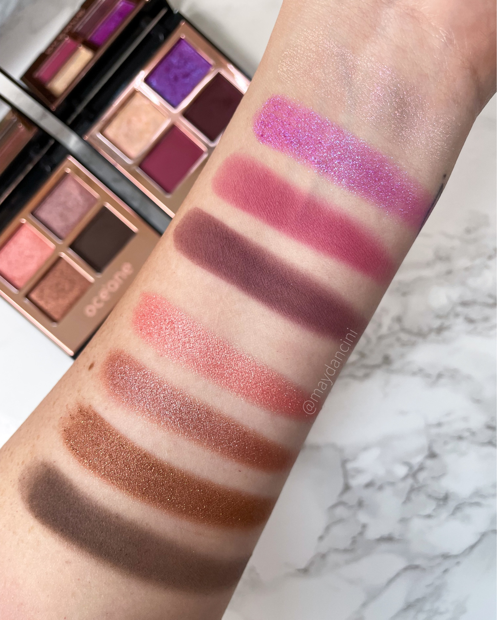 Paletas Océane 4 Eyeshadow: Night Glam Edition e Galaxy Edition

Cheguei com os swatches e minhas impressões sobre as novas paletas da Océane que são sucesso absoluto e, que não param em estoque desde o lançamento! E já vou traçar alguns comparativos pois tenho recebido muitas dúvidas.  Esses quartetos de edição especial têm todo um charme à começar pela embalagem e o interior rosê espelhado e espelho na tampa! São compactas e muito versáteis para transportar na necessite, levar para viajar, etc!  São 4 sombras em cada paleta, com diferentes texturas e acabamentos.   A Night Glam Edition vem com 2 tons matte e 2 tons brilhosos. 
A Galaxy Edition vem com 1 tom matte e 3 metalizadas. 

As sombras matte são macias, bem finas e pouco polentas. Têm uma pigmentação média construível e esfumam bem.
As metalizadas são pigmentadas e com textura amanteigada e bem macias.
A brilhosa rosada tem baixa pigmentação de fundo e um brilho duo-chromático. Já a sombra roxa tem pigmentação média e tem um brilho multi-dimensional azul e rosa. Também bastante finas e delicadas.   As embalagens são extremamente parecidas com os famosíssimos quartetos de Charlotte Tilbury! Eu vejo que grande parte do hype foi gerada pela curiosidade em saber se a fórmula também era parecida porém, ao invés de pagar US$55 poderíamos gastar simplesmente R$69.  Vejo que em termos químicos, as fórmulas são diferentes (porém não absurdamente). Charlotte tem alguns ingredientes e pigmentos superiores e mais caros, inclusive a embalagem, por mais que seja parecida o material e o acabamento são melhores sim. Porém, em termos de desempenho, principalmente das fórmulas metalizadas eu vejo que essas paletas da Océane podem ser sim uma alternativa mais custo-benefício e mais acessível para quartetos de sombras portáteis e com boa qualidade.

No fim, eu gostei bastante dos quartetos de Océane e valem a pena pelo preço, apesar de usarem uma embalagem muito parecida a de uma marca de luxo tão conhecida e, eu particularmente, não apoiar essa prática.

#LTKConBr2023

#LTKbrasil #LTKbeauty