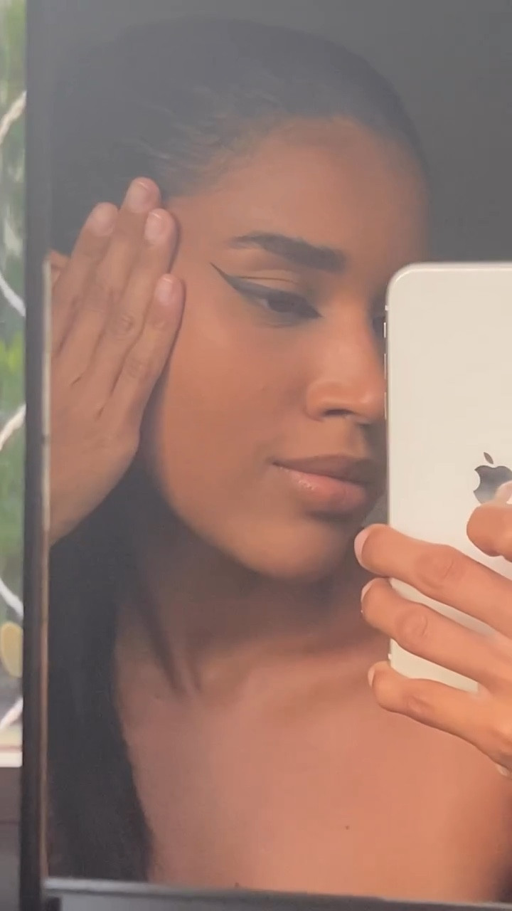 Esse é o jeito mais fácil para se fazer o delineado,com delineador em gel da Anastasia,que é super pigmentado e com qualquer pincel chanfrado,assim você tem mais precisão na hora de fazer o traço 🤎


#mesdasmaesLTK #ltkbeauty #sephora #delineadoranastasia #makeup 

#LTKbrasil #LTKbeauty