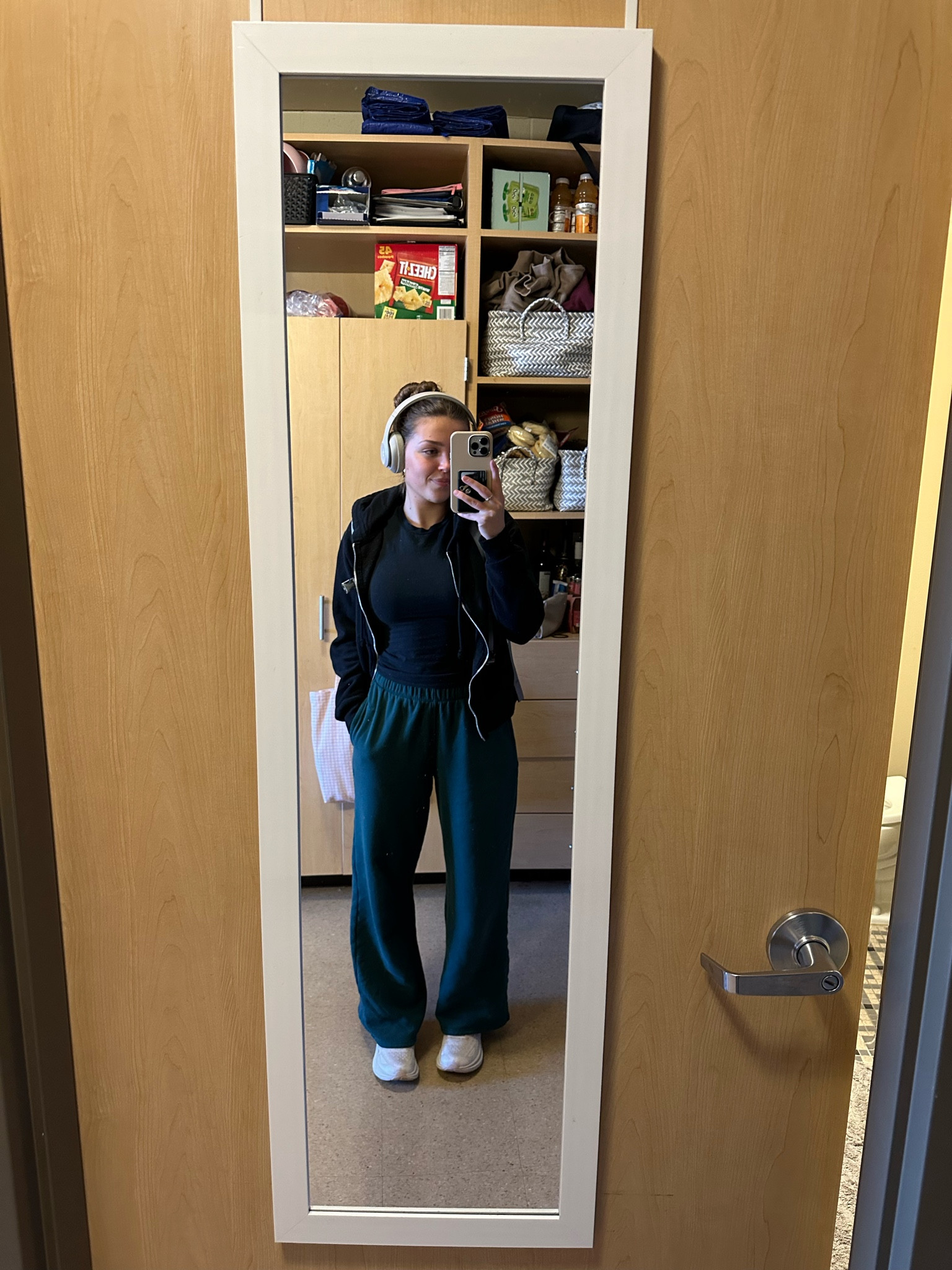 casual and comfy outfit for a cold day full of classes
#collegefashion #classoutfit

#LTKstyletip #LTKsalealert #LTKU