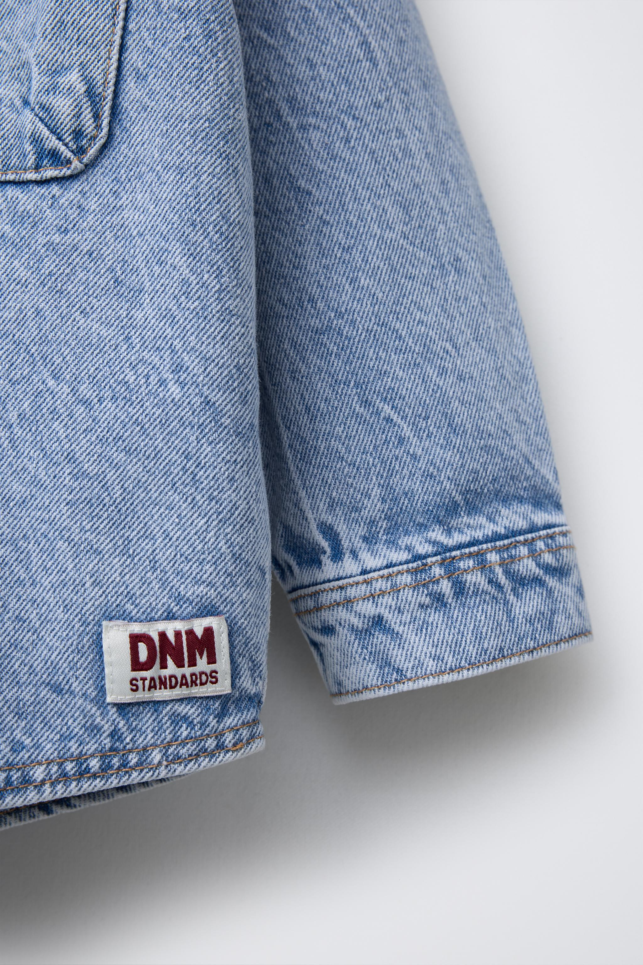 Denim overshirt with a hood and long sleeves with buttoned cuffs. Snap-button fastening on the fr... | Zara UK