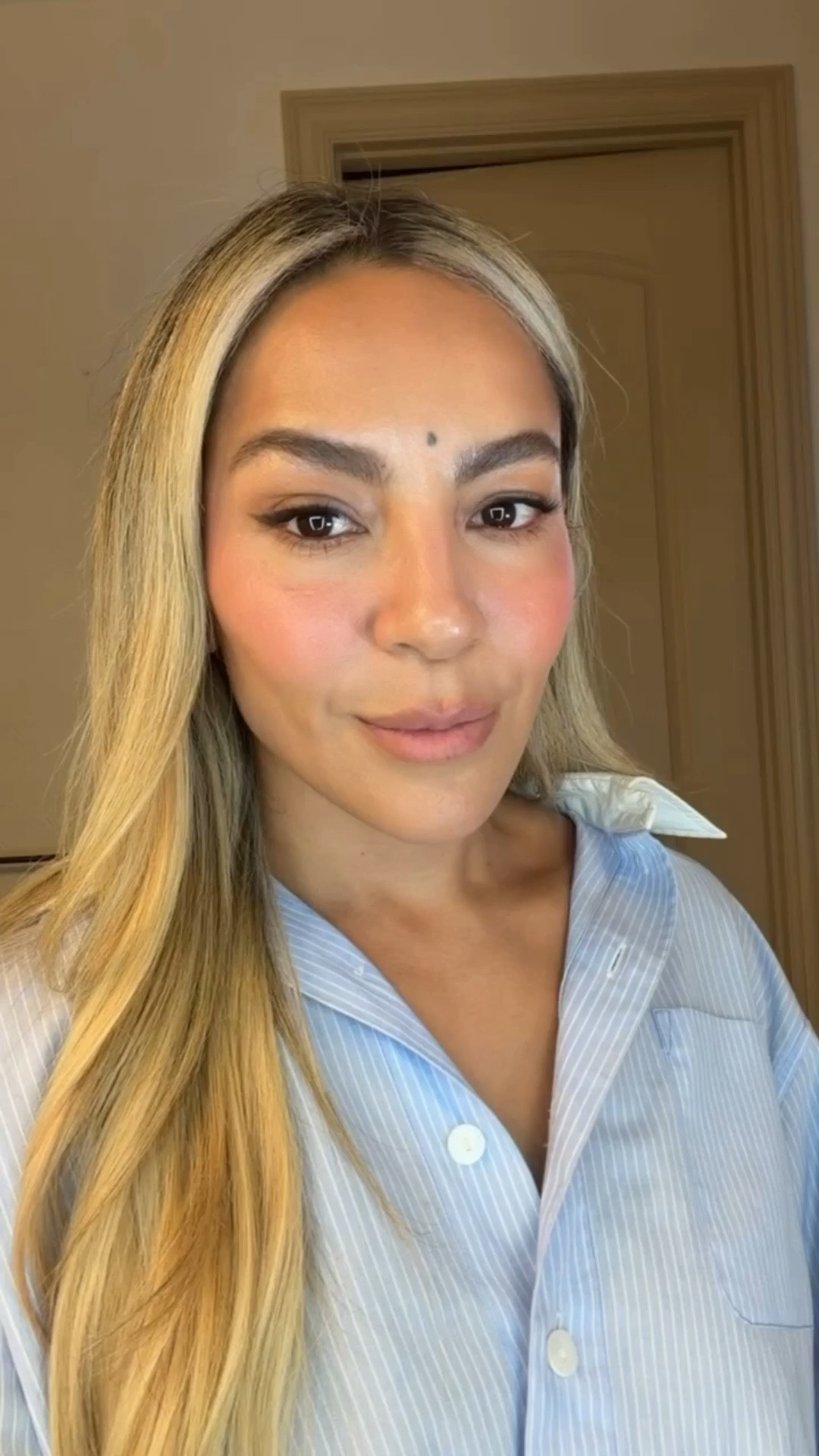Your blush isn’t disappearing… it’s missing a layer. 💗

If your blush fades within an hour, try this:
✨ Apply a cream blush first.
✨ Then layer your favorite powder blush on top.

This simple layering technique helps lock in the color so your blush stays fresh for hours.

Save this tip for your next makeup routine, and let me know if you try it! 💄 #MakeupTips #BlushHack #BeautyExpert #LongLastingMakeup #DallasMakeupArtist #DanielaBellBeauty