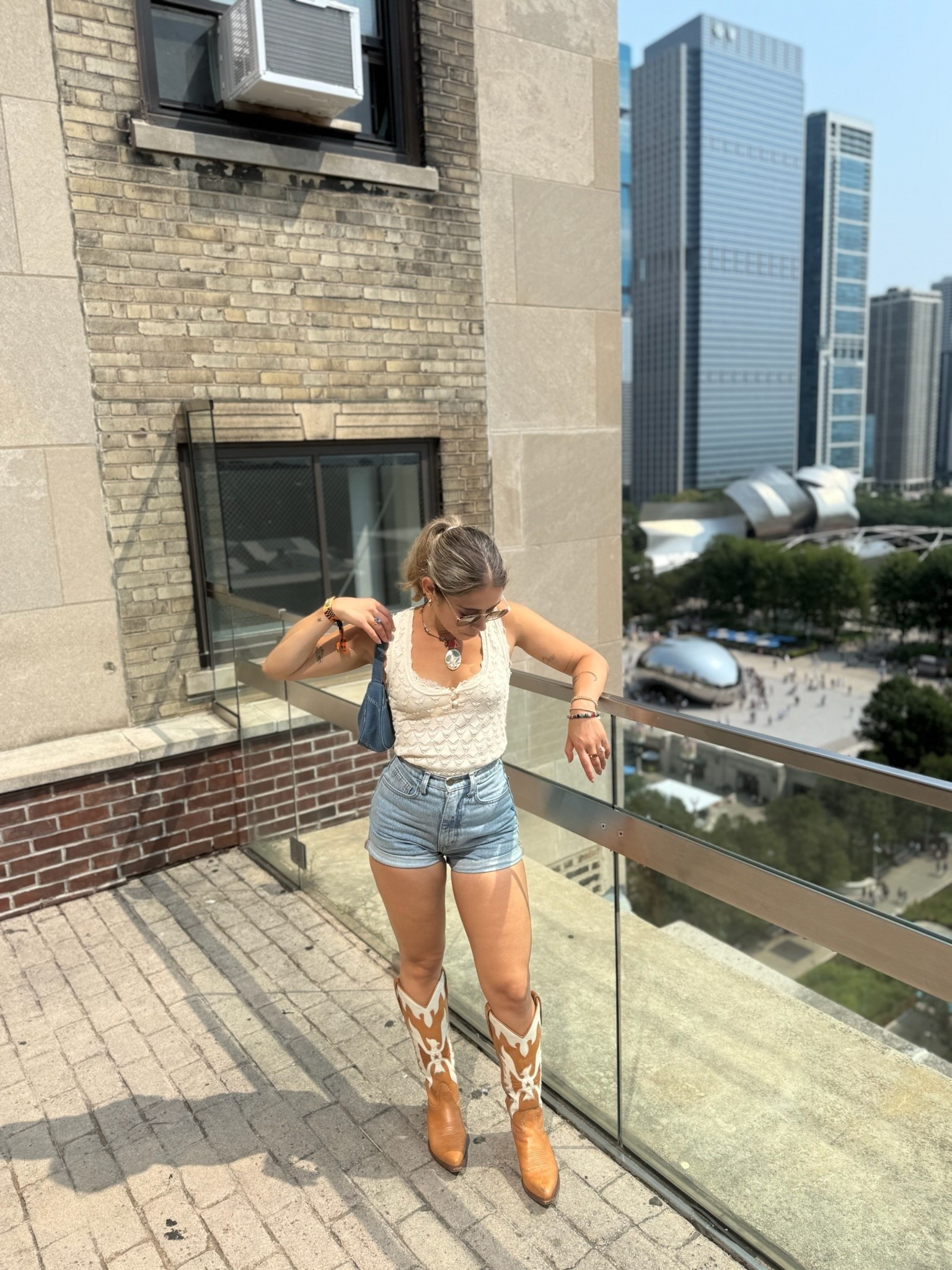 Dinner + a ‘Fit: Cindy’s Rooftop in Chicago 🤠

Top: Zara
Necklace: Zara
Shorts: LA Apparel
Bag: Brandon Blackwood
Boots: Thursday Boots
Sunglasses: Maui Jim

#LTKStyleTip #LTKSeasonal #LTKShoeCrush