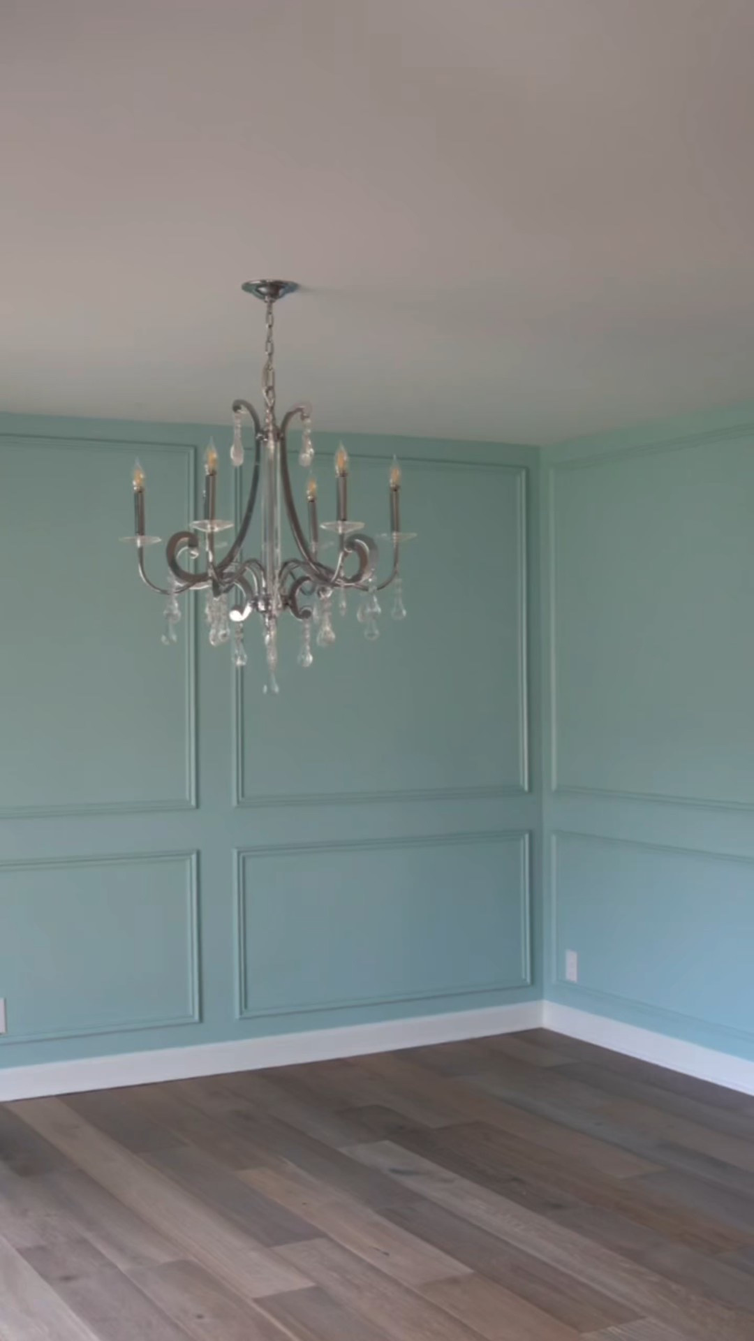 Five chandeliers, three sconces, and more rugs than I can count — this room has seen many versions of itself. Maybe this is where it finally settles. (Who am I kidding?)
Next, we’ll soften the walls with limewash. Can’t wait to show you how she’s going to look!

Comment “dining” for a direct link to shop this space 

Cinco lustres, três arandelas e tapetes que nem consigo contar, esta sala já teve tantas versões! Talvez seja aqui que finalmente fique do jeito que quero. (Ou será que não?)
Agora, vamos dar uma suavizada nas paredes com limewash. Mal posso esperar para mostrar o resultado!